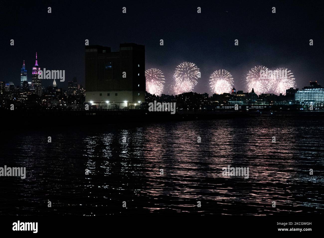 Das Macy's Feuerwerk vom 4.. Juli über dem East River in New York ist von der anderen Seite des Hudson River aus in Jersey City, NJ, Sonntag, 4. Juli 2021 zu sehen. (Foto von Michael Candelori/NurPhoto) Stockfoto