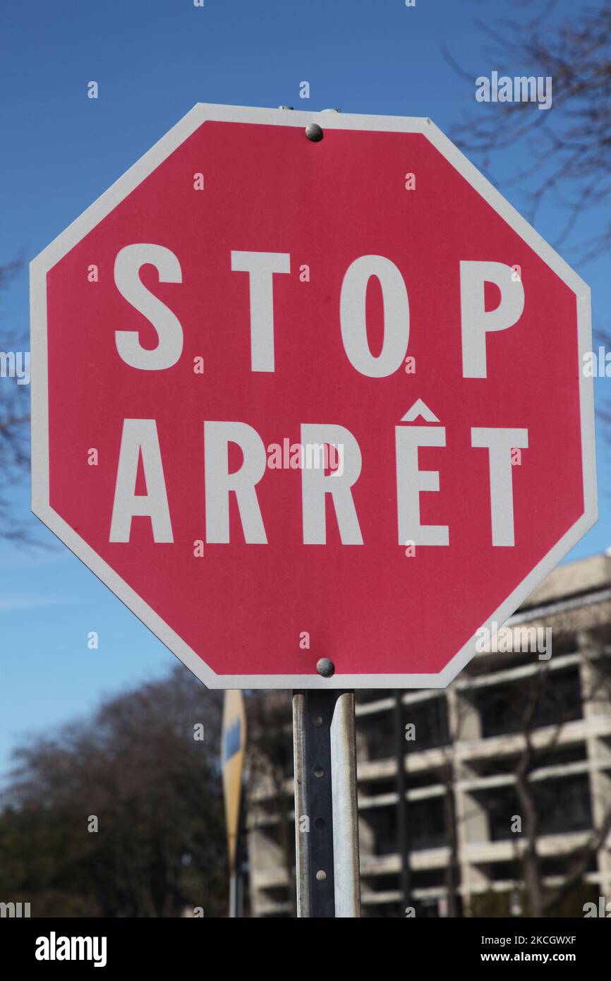 Stoppschild in französischer und englischer Sprache in Toronto, Ontario, Kanada. (Foto von Creative Touch Imaging Ltd./NurPhoto) Stockfoto