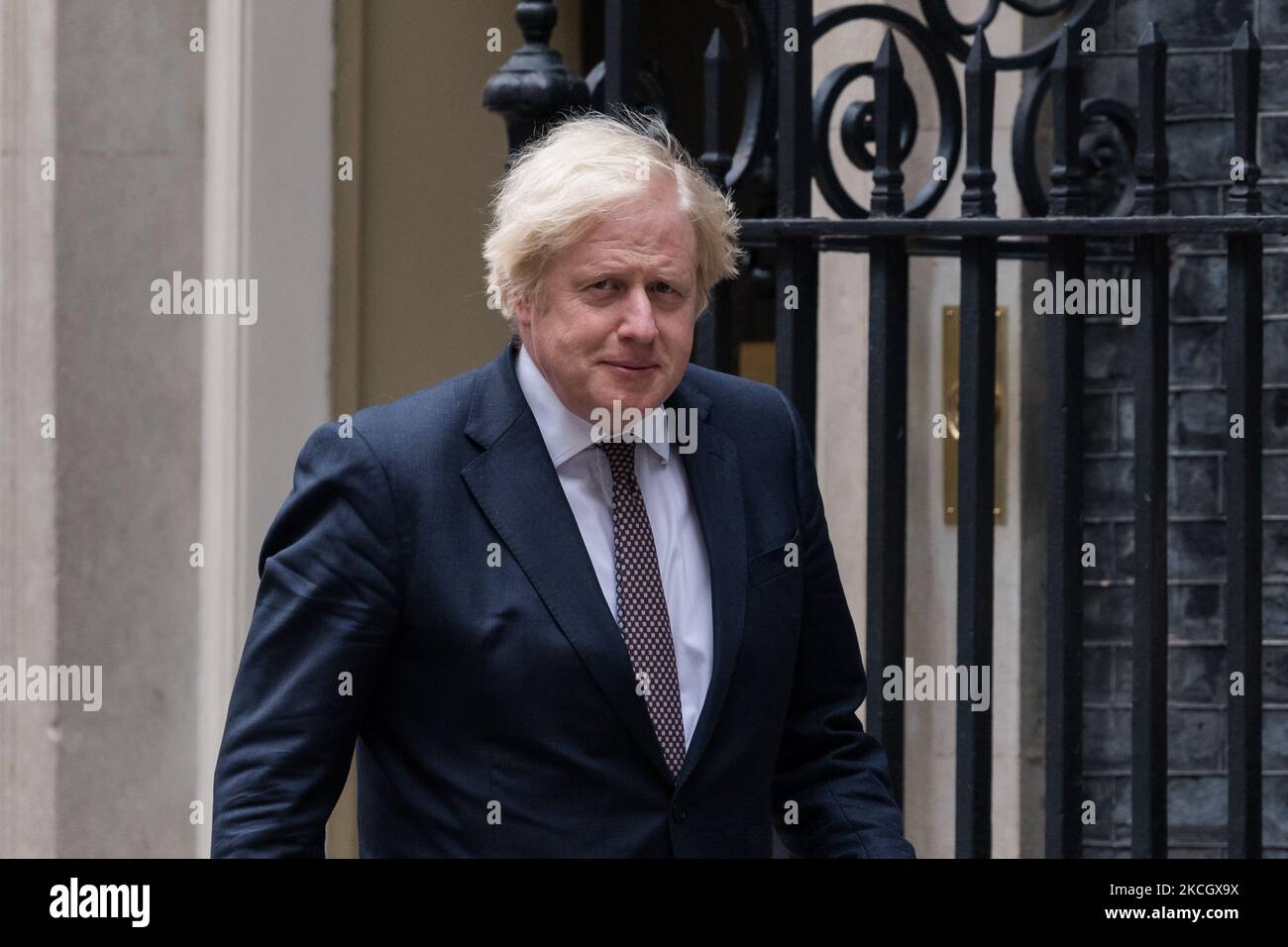 LONDON, VEREINIGTES KÖNIGREICH - 05. JULI 2021: Der britische Premierminister Boris Johnson geht zum Downing Street Press Briefing Room, um die Aufhebung aller gesetzlichen Sperrbeschränkungen am 19. Juli sowie die Aufhebung der obligatorischen Maßnahmen für Gesichtsmasken und soziale Distanzierung am 05. Juli 2021 in London, England, anzukündigen. (Foto von Wiktor Szymanowicz/NurPhoto) Stockfoto