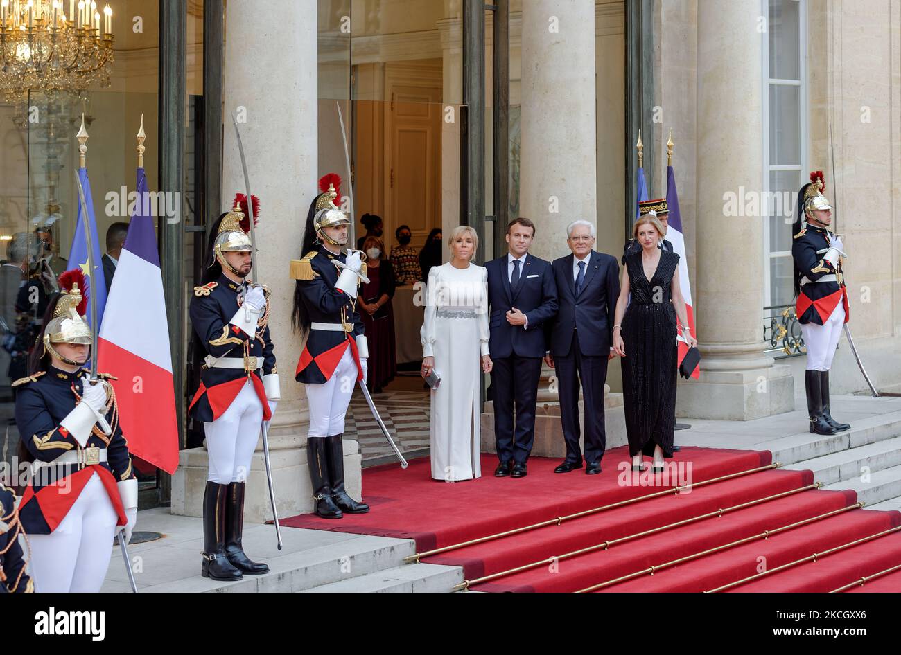 Der italienische Präsident Sergio Mattarella (C) und seine Tochter Laura Mattarella (L) treffen am 5. Juli 2021 mit dem französischen Präsidenten Emmanuel Macron (C) und seiner Frau Brigitte Macron (L) im Elysée-Palast in Paris zum Staatsessen ein (Foto: Daniel Pier/NurPhoto) Stockfoto