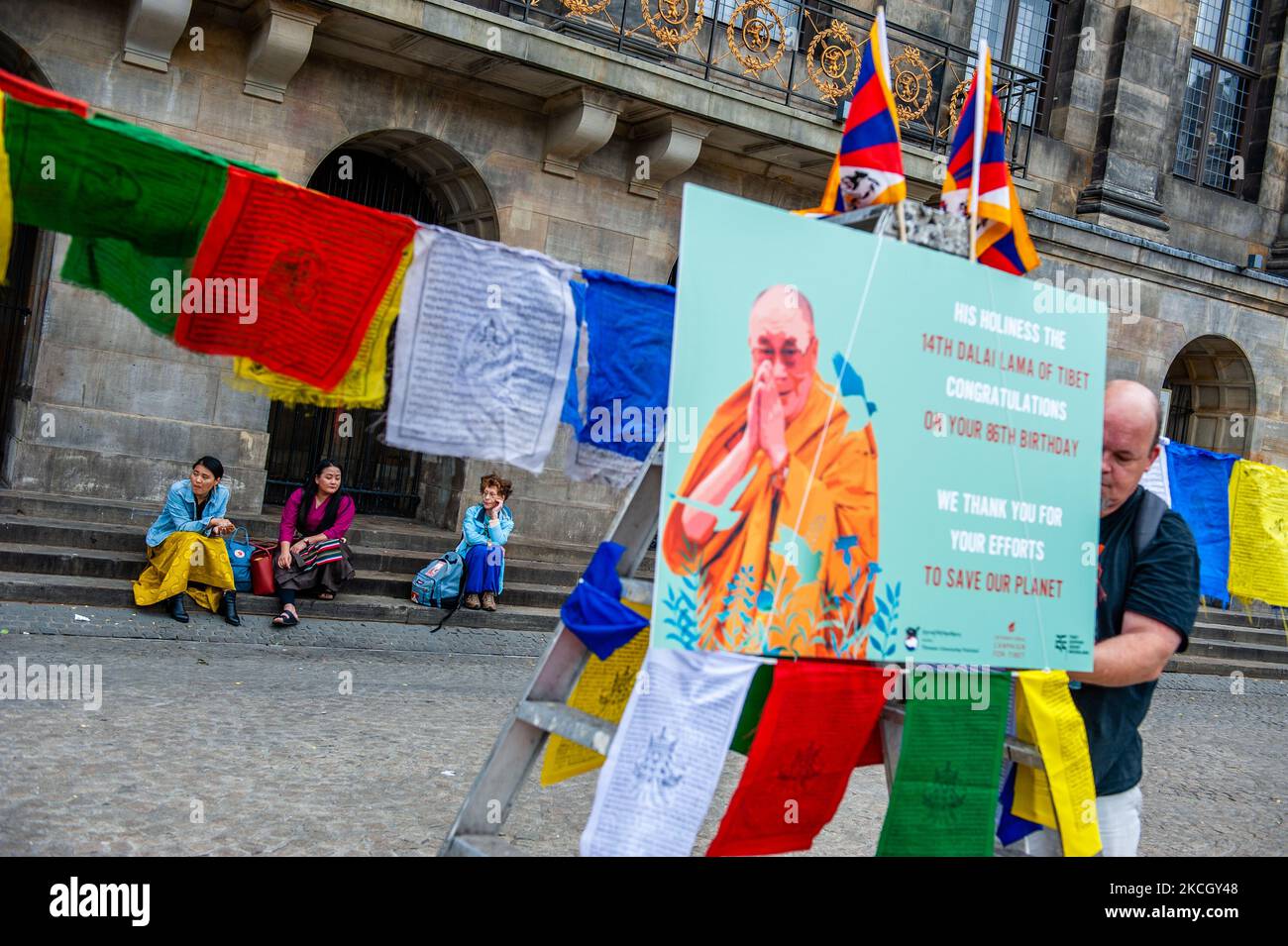 Zwei tibetische Frauen sprechen, während die Menschen den letzten Schliff geben, bevor die Geburtstagsfeier des Dalai Lama 86. am 6.. Juli 2021 in Amsterdam begann. (Foto von Romy Arroyo Fernandez/NurPhoto) Stockfoto