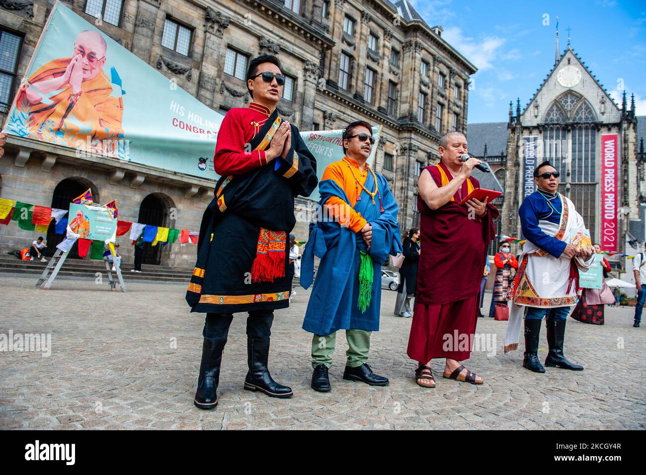 Ein tibetischer Mönch betet während der Geburtstagsfeier des Dalai Lama 86. in Amsterdam am 6.. Juli 2021. (Foto von Romy Arroyo Fernandez/NurPhoto) Stockfoto