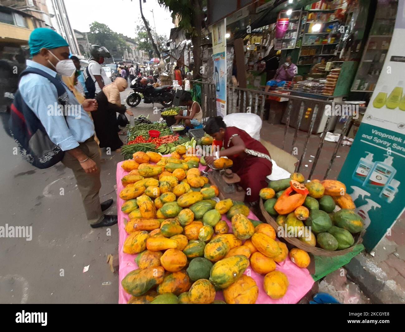 Ein fruter Verkäufer, der am 06. Juli 2021 in Kalkutta, Indien, auf Kunden wartet. (Foto von Debajyoti Chakraborty/NurPhoto) Stockfoto