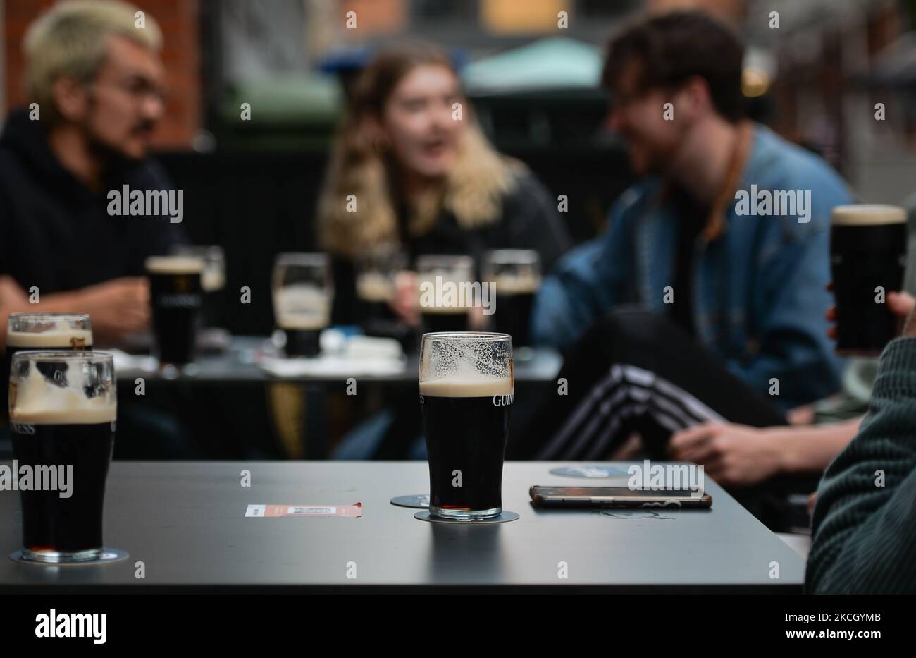 Vor einem Pub im Stadtzentrum von Dublin trinken die Menschen gerne Guinness. Am Montag, den 05. Juli 2021, in Dublin, Irland (Foto: Artur Widak/NurPhoto) Stockfoto