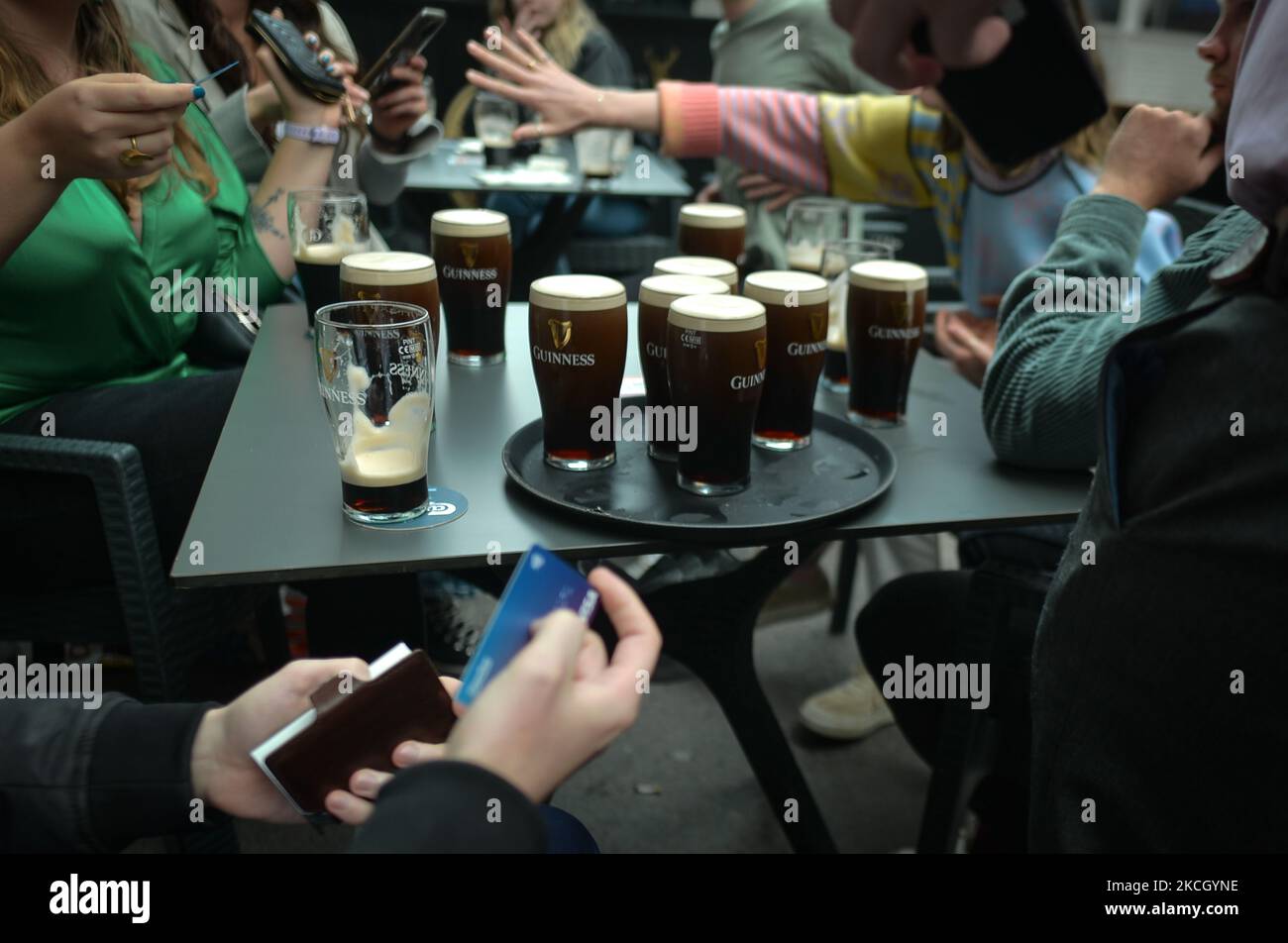 Vor einem Pub im Stadtzentrum von Dublin trinken die Menschen gerne Guinness. Am Montag, den 05. Juli 2021, in Dublin, Irland (Foto: Artur Widak/NurPhoto) Stockfoto