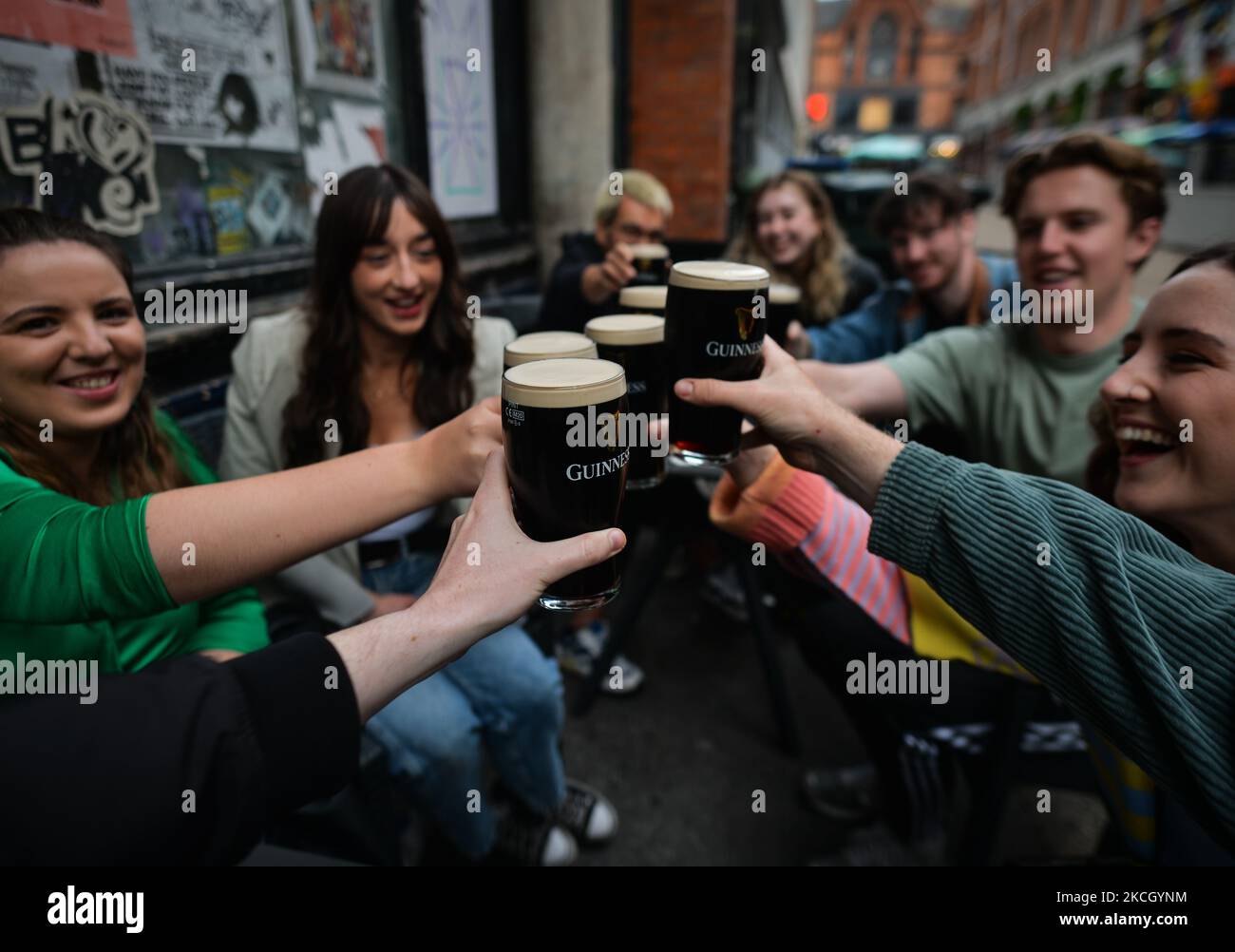 Vor einem Pub im Stadtzentrum von Dublin trinken die Menschen gerne Guinness. Am Montag, den 05. Juli 2021, in Dublin, Irland (Foto: Artur Widak/NurPhoto) Stockfoto