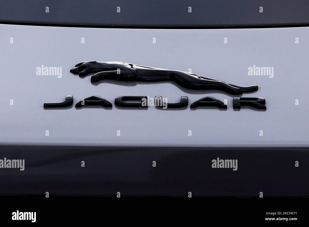 Das Jaguar Logo ist auf dem Fahrzeug während des Gran Turismo Polonia am 2. Juli 2021 in Krakau, Polen, zu sehen. (Foto von Jakub Porzycki/NurPhoto) Stockfoto