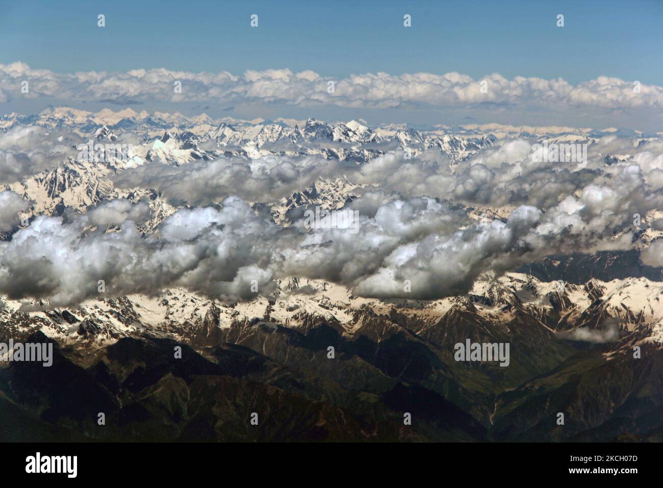 Luftaufnahme der Gipfel des Himalaya-Gebirges, die aus der Wolkendecke in Kaschmir, Indien, ragen, am 21. Juni 2010. (Foto von Creative Touch Imaging Ltd./NurPhoto) Stockfoto