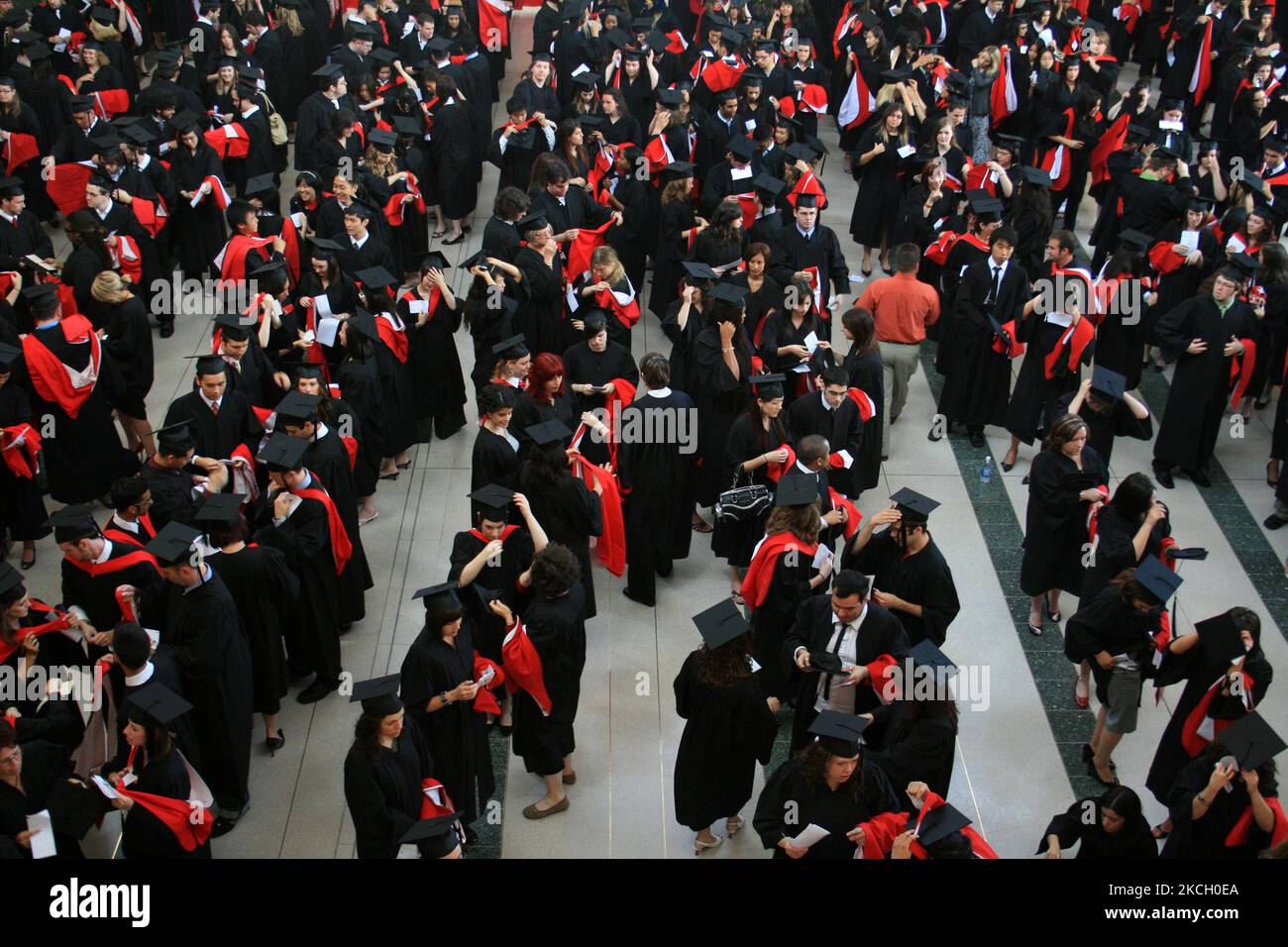 Vor der Einberufung am 16. Juni 2008 in Ontario, Kanada, stehen neue Hochschulabsolventen in einer Halle an. (Foto von Creative Touch Imaging Ltd./NurPhoto) Stockfoto