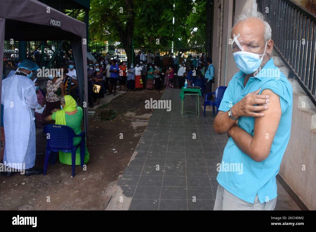 Sri-lankischer Senioren hält seinen Arm erhalten die erste Dosis wird am 7. Juli 2021 im Impfzentrum in der Nähe von Colombo mit dem Pfizer-BioNTech-Impfstoff als zweite Dosis verabreicht (Foto: Akila Jayawardana/NurPhoto) Stockfoto