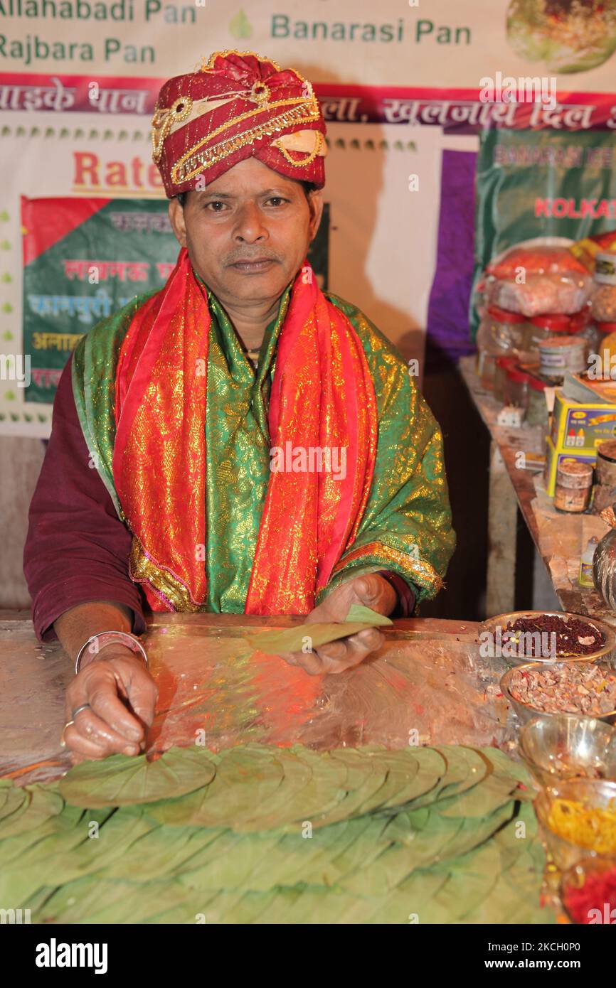 Paan-Verkäufer bereitet paan am 04. November 2012 in seinem Geschäft in Gangtok, Sikkim, Indien, auf einen Kunden vor. (Foto von Creative Touch Imaging Ltd./NurPhoto) Stockfoto