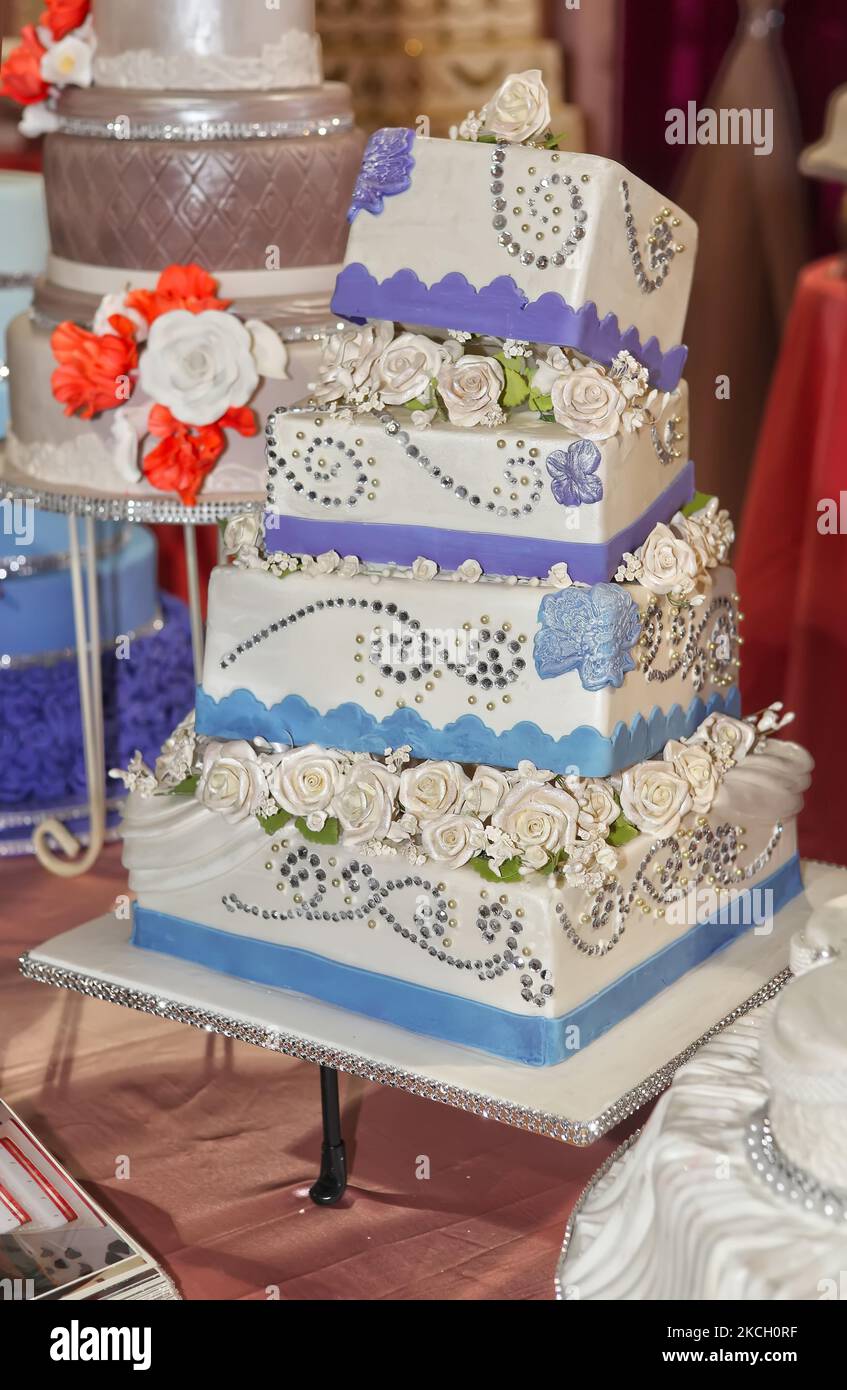 Ausgefallene vierstufige Hochzeitstorte, die am 16. Februar 2014 in Mississauga, Ontario, Kanada, ausgestellt wurde. (Foto von Creative Touch Imaging Ltd./NurPhoto) Stockfoto