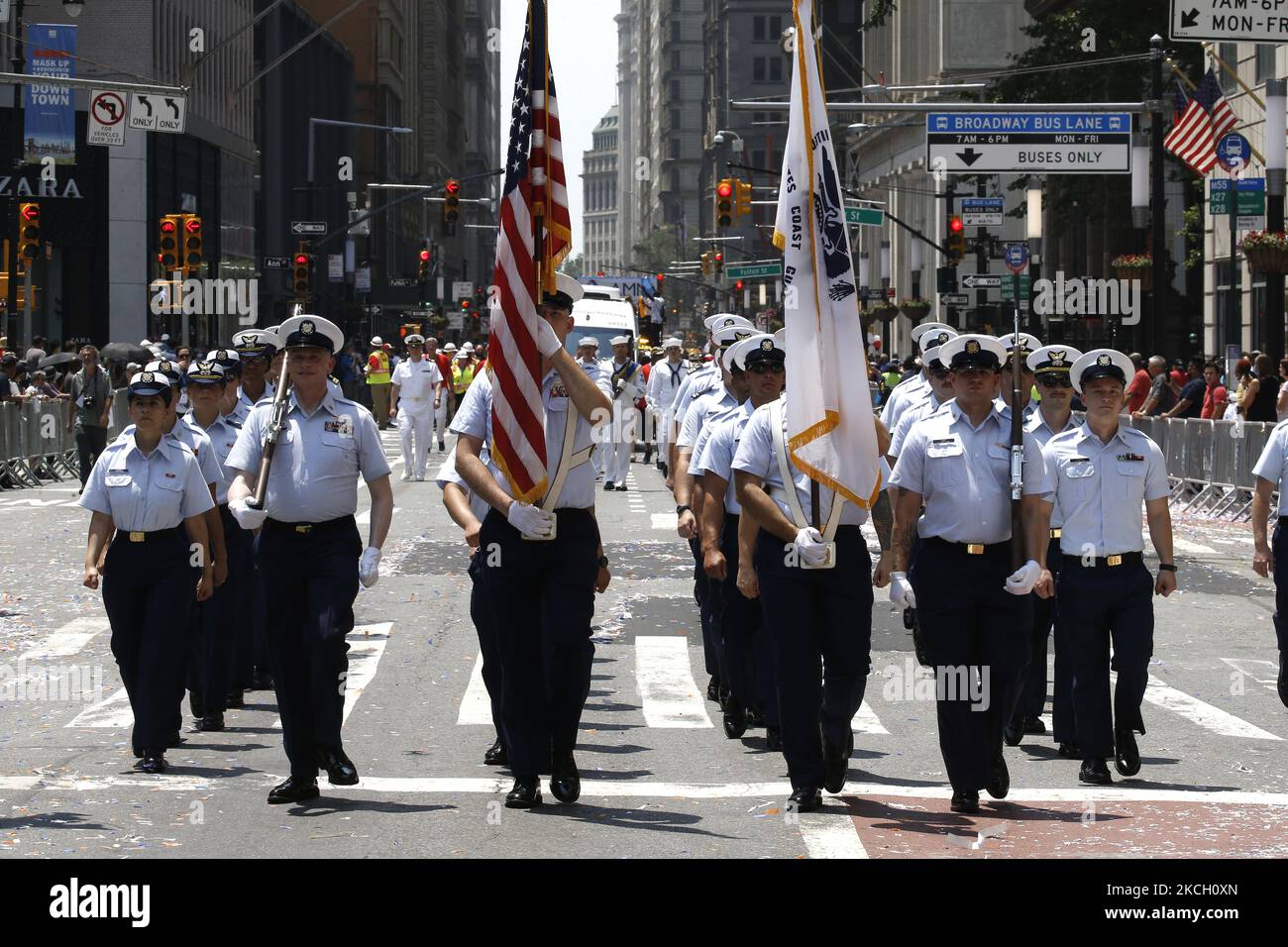 Hunderte von Ersthelfern, Gesundheitshelfern und wichtigen Mitarbeitern nehmen am 7. Juli 2021 in New York City, USA, an einer Ticker Tape Parade zu ihren Ehren durch den Canyon of Heroes Teil. Die Großmarschall Sandra Lindsay ist eine Krankenschwester aus Queens, die als erste Amerikanerin den Impfstoff von Pfizer erhielt. (Foto von John Lamparski/NurPhoto) Stockfoto