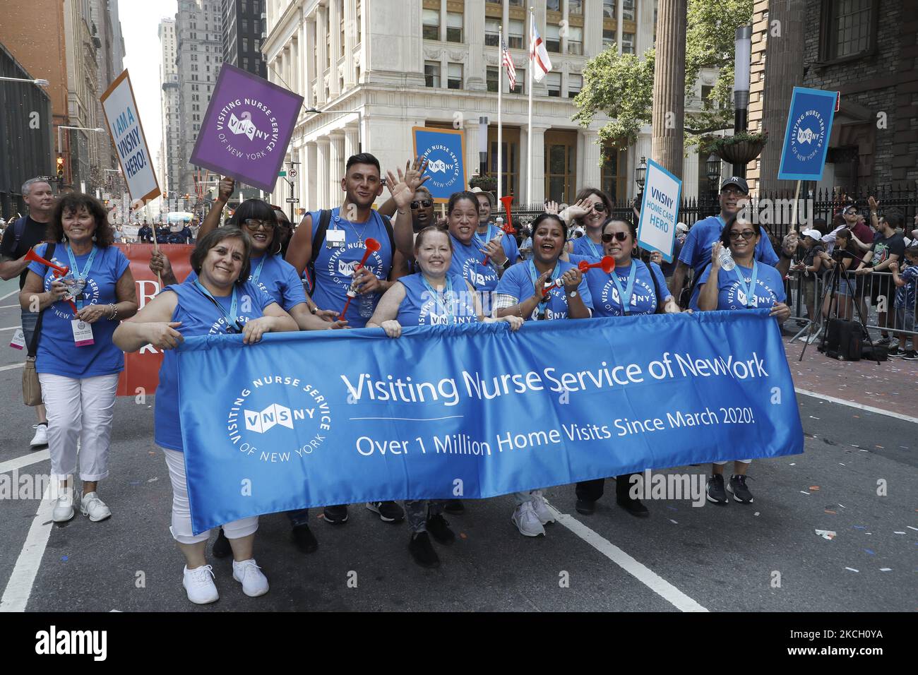 Hunderte von Ersthelfern, Gesundheitshelfern und wichtigen Mitarbeitern nehmen am 7. Juli 2021 in New York City, USA, an einer Ticker Tape Parade zu ihren Ehren durch den Canyon of Heroes Teil. Die Großmarschall Sandra Lindsay ist eine Krankenschwester aus Queens, die als erste Amerikanerin den Impfstoff von Pfizer erhielt. (Foto von John Lamparski/NurPhoto) Stockfoto