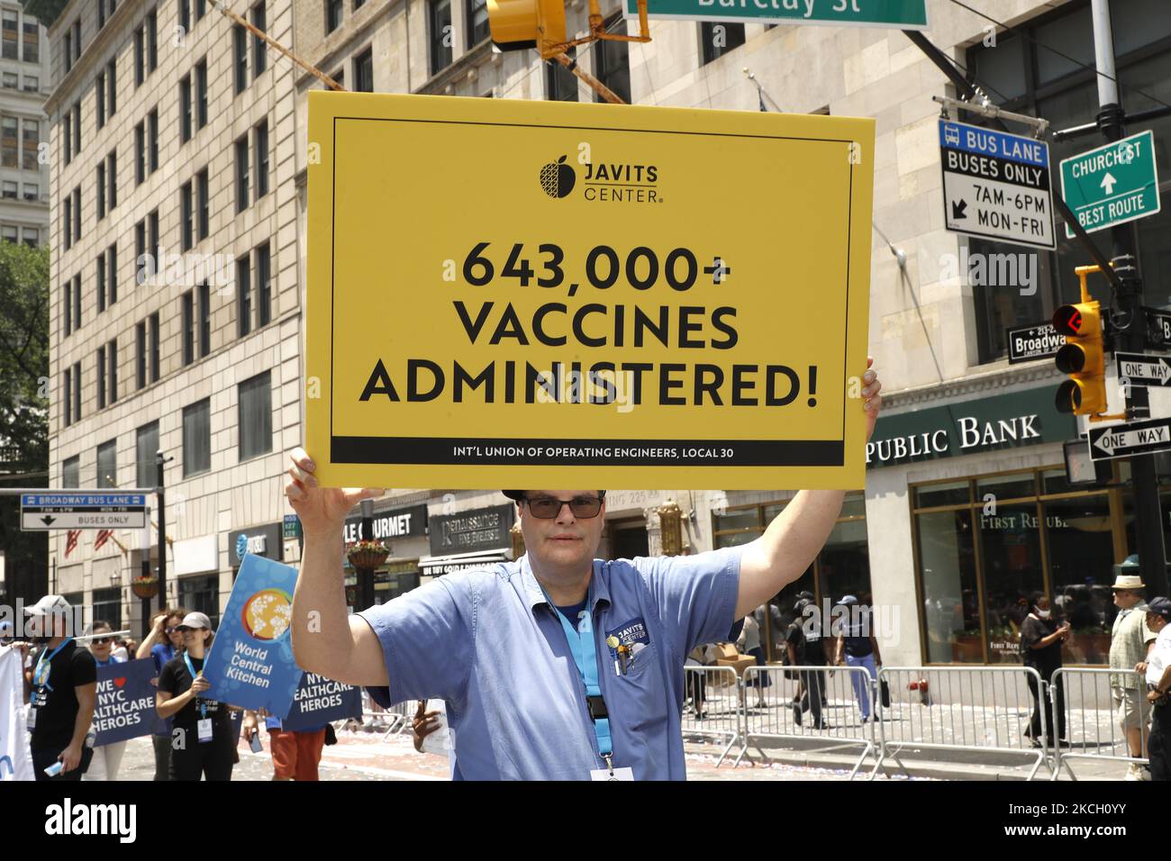 Hunderte von Ersthelfern, Gesundheitshelfern und wichtigen Mitarbeitern nehmen am 7. Juli 2021 in New York City, USA, an einer Ticker Tape Parade zu ihren Ehren durch den Canyon of Heroes Teil. Die Großmarschall Sandra Lindsay ist eine Krankenschwester aus Queens, die als erste Amerikanerin den Impfstoff von Pfizer erhielt. (Foto von John Lamparski/NurPhoto) Stockfoto