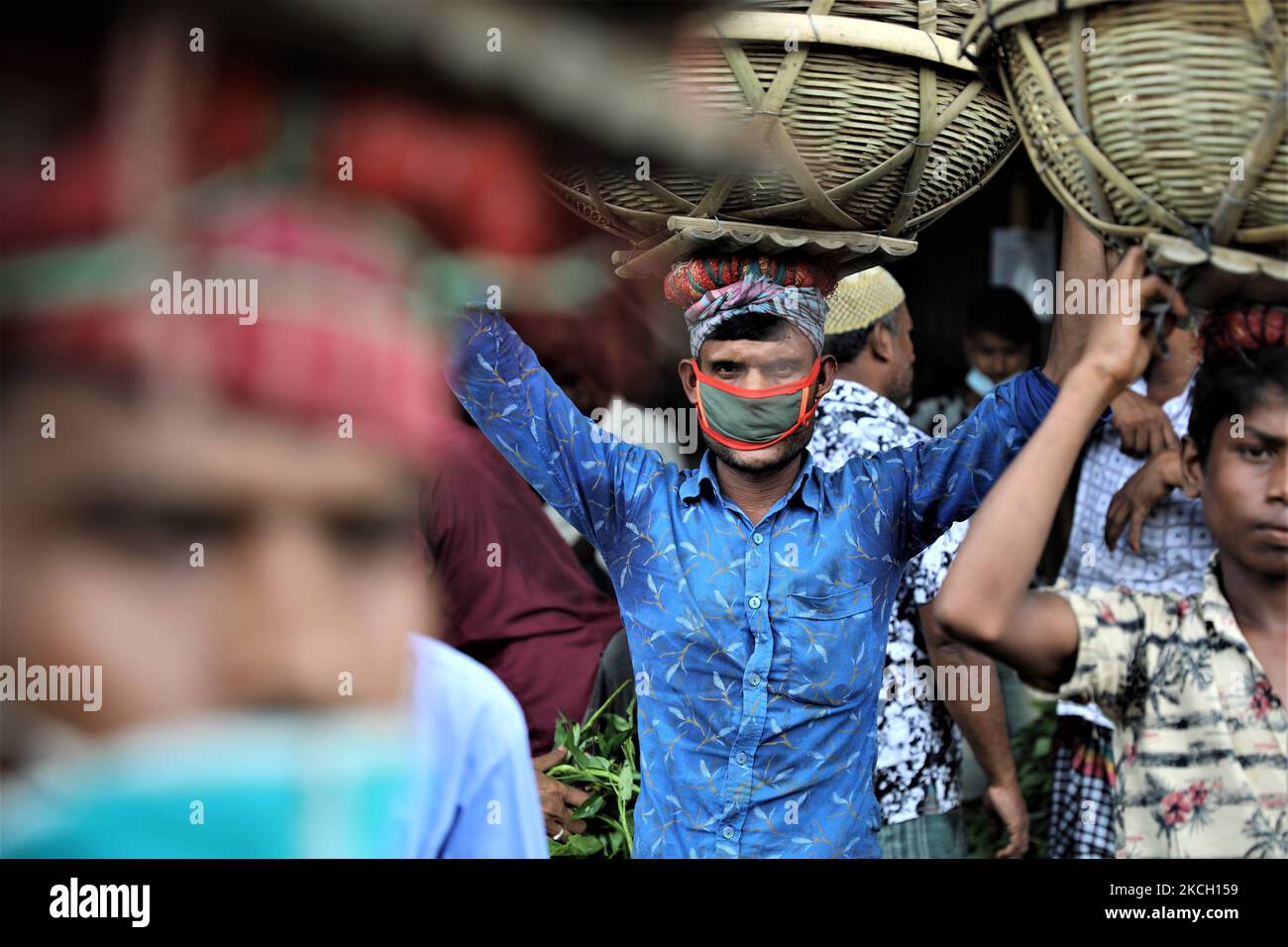 Am 05. Juli 2021 transportieren Arbeiter Gemüse auf einem Gemüsemarkt in Dhaka, Bangladesch. (Foto von Syed Mahamudur Rahman/NurPhoto) Stockfoto