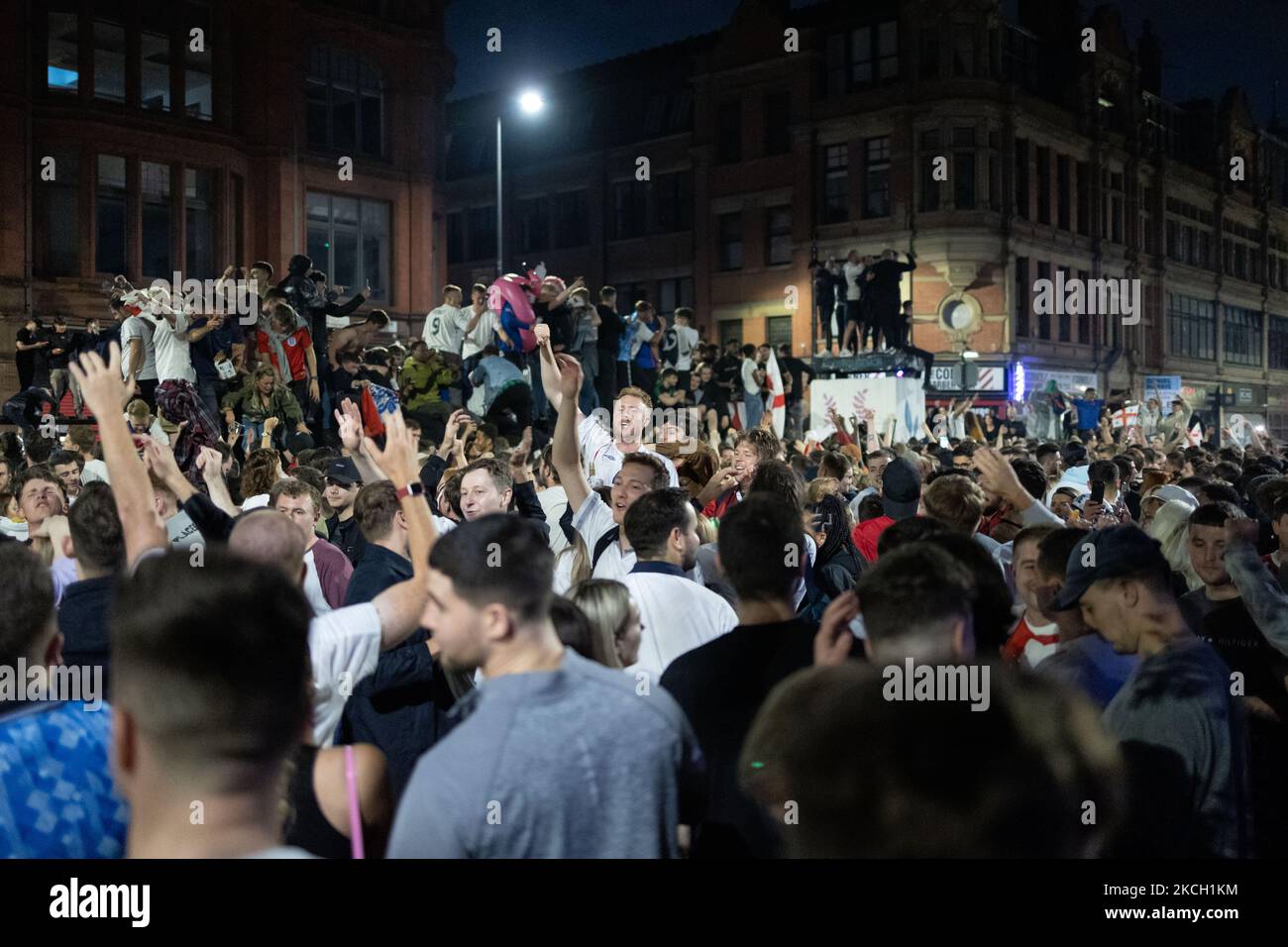 England-Fans feiern im Stevenson Square, Manchster, nachdem England Dänemark im zweiten Halbfinale der Euro 2020 in Wembley gegen 2-1 geschlagen hatte. Sie werden am Sonntag im Finale Italien spielen. Mittwoch, 7.. Juli 2021. (Foto von Pat Scaasi/MI News/NurPhoto) Stockfoto