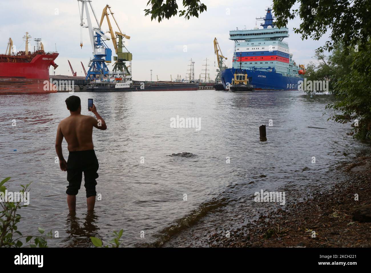 Der nuklearbetriebene Eisbrecher ''Arctic', der am 8. Juli 2'21 die Passage durch den Kanonenkanal in der Stadt St. Petersburg, Russland, durchläuft. Der „arktische“ Eisbrecher ist der leistungsstärkste Eisbrecher der Welt. (Foto von Valya Egorshin/NurPhoto) Stockfoto