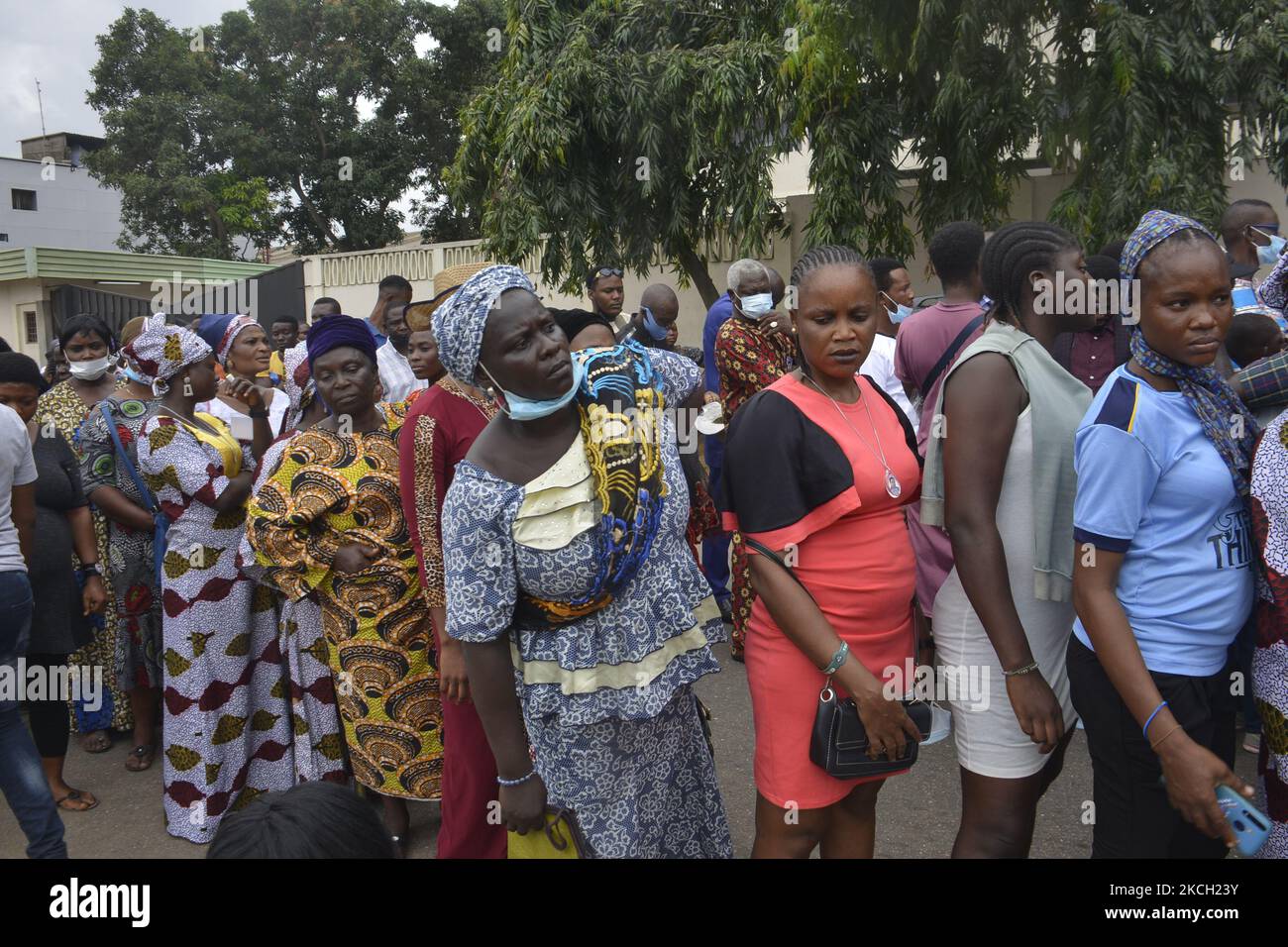 Trauernde stehen vor der Kirche der Synagogue Church of All Nations (SCOAN), um dem Propheten Temitope Balogun Josuha ihren letzten Respekt zu erweisen, als seine Überreste am 8. Juli 2021 auf dem Kirchengelände in Lasgos, Nigeria, in seinem letzten Ruhestätte auf dem Kirchengelände im Bezirk Ikotun ankommen. Der Geistliche, der am Samstag, dem 5. Juni 2021, eine Woche zu seinem 58.. Geburtstag, starb, wurde in einem einwöchigen Begräbnisprogramm zur Ruhe gebracht, das eine Prozession bei Kerzenlicht, einen Liegendienst und Tribute-Service, Liederdienste/allabendliche Lobpreisungen und Liegendienste und Interment umfasst. Die Ursache von Stockfoto