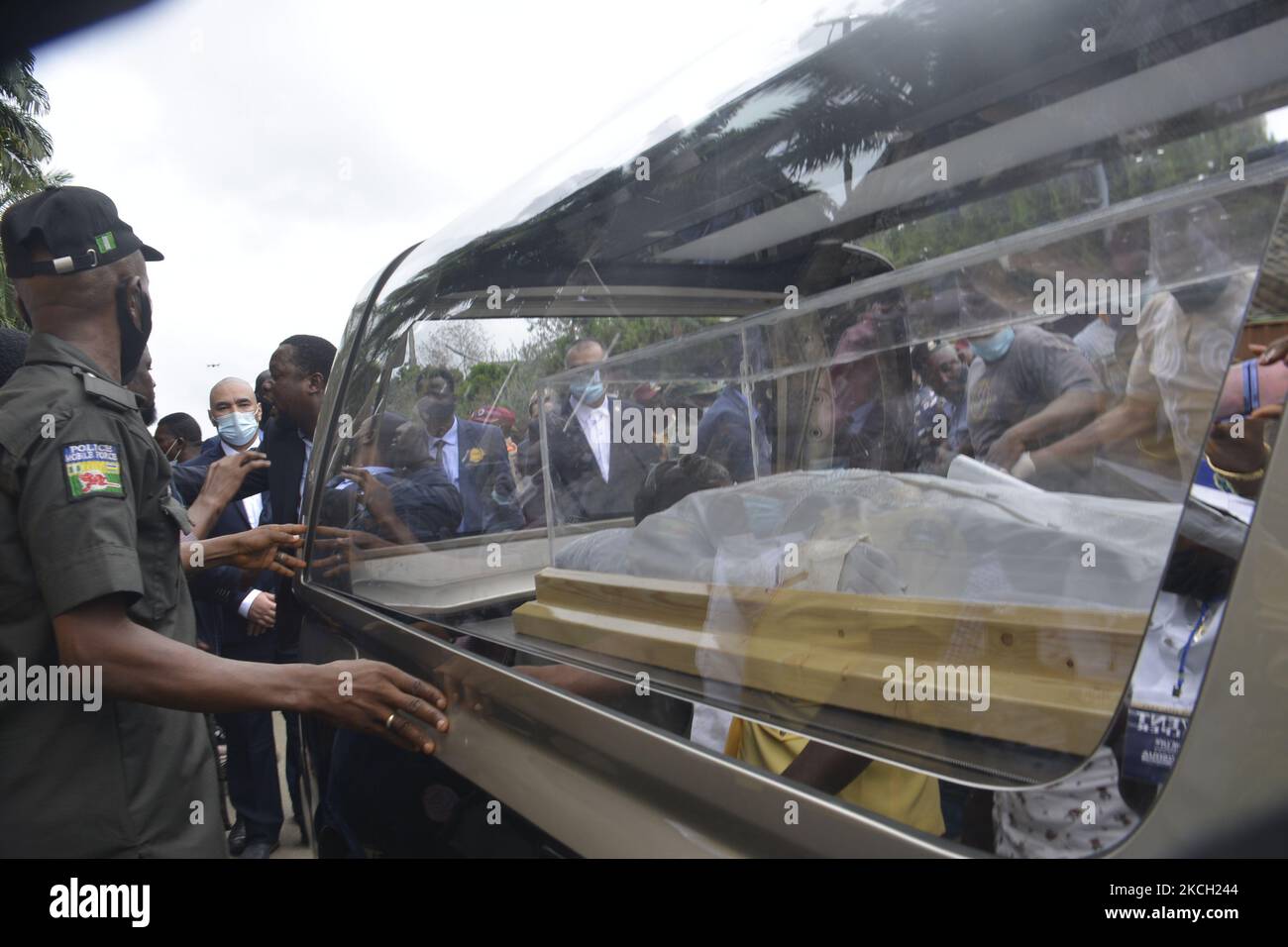 Die Trauernden werden reflektiert, als sie am 8. Juli 2021 die Schatulle des Gründers der Synagoge Church of All Nations (SCOAN), des Propheten Temitope Balogun Josuha, beobachten, wie er auf dem Kirchengelände in Lasgos, Nigeria, seine letzte Ruhestätte auf dem Kirchengelände im Bezirk Ikotun eintrifft. Der Geistliche, der am Samstag, dem 5. Juni 2021, eine Woche zu seinem 58.. Geburtstag, starb, wurde in einem einwöchigen Begräbnisprogramm zur Ruhe gebracht, das eine Prozession bei Kerzenlicht, einen Liegendienst und Tribute-Service, Liederdienste/allabendliche Lobpreisungen und Liegendienste und Interment umfasst. Die Ursache seines Todes war nicht r Stockfoto