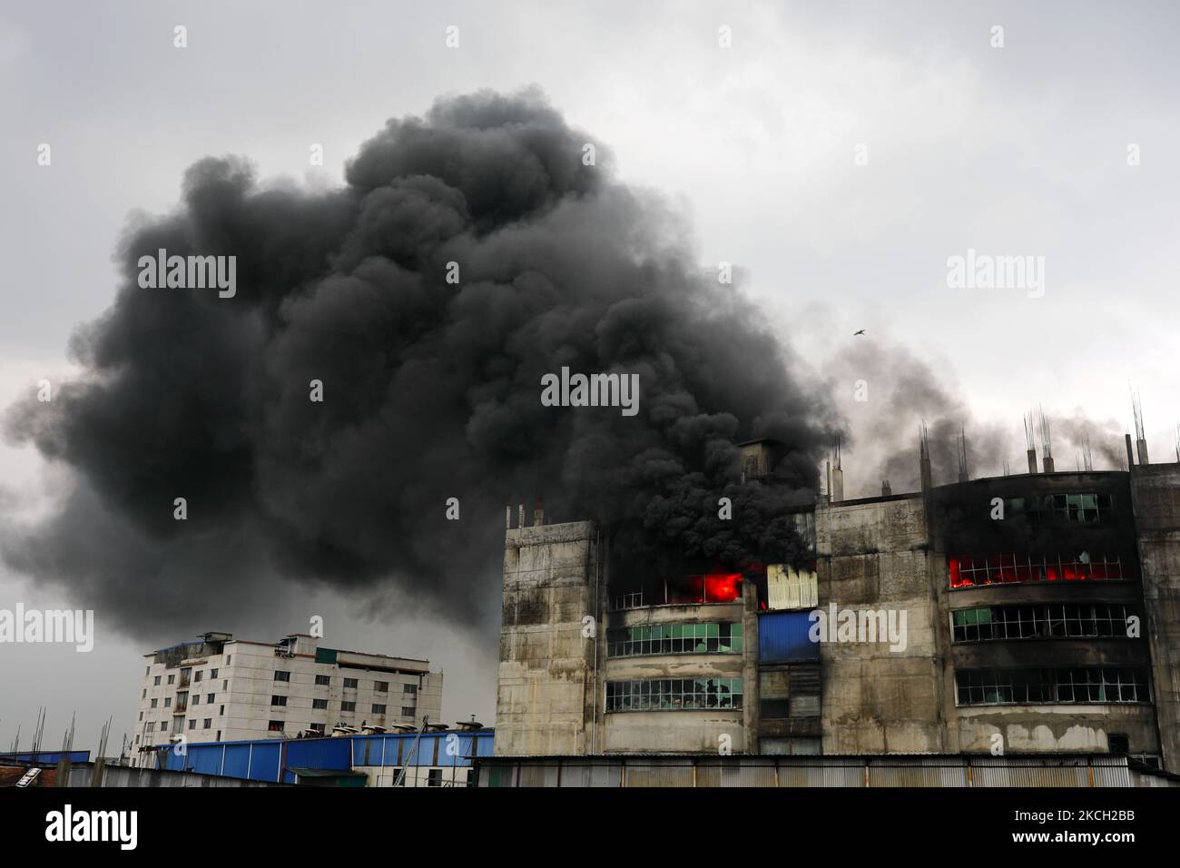 Feuerwehrleute arbeiten am Ort eines Brandes, der in einer Fabrik namens Hashem Foods Ltd. In Rupganj im Bezirk Narayanganj, am Stadtrand von Dhaka, Bangladesch, ausbrach, 9. Juli 2021. Mindestens 49 Leichen wurden aus dem sechsstöckigen Gebäude der Lebensmittelfabrik in Rupganj von Naryanganj geborgen, die Todesrate lag bei 52. (Foto von Kazi Salahuddin Razu/NurPhoto) Stockfoto