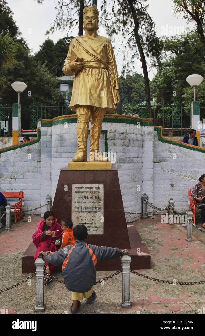 Statue des nepalesischen Dichters Bhanubhakta Acharya auf dem Chowrasta-Platz in Darjeeling, Westbengalen, Indien, am 30. Mai 2010. Bhanubhakta gilt als der erste Dichter, der in nepalesischer Sprache schreibt. (Foto von Creative Touch Imaging Ltd./NurPhoto) Stockfoto