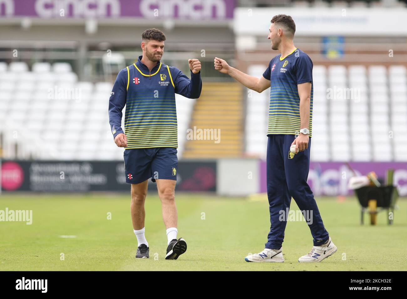 Jack Burnham von Durham und Paul van Meekeren von Durham schlagen sich am Freitag, den 9.. Juli 2021, vor dem Spiel Vitality Blast T20 zwischen dem Durham County Cricket Club und dem Derbyshire County Cricket Club in Emirates Riverside, Chester le Street. (Kredit: Will Matthews | MI News) (Foto von MI News/NurPhoto) Stockfoto