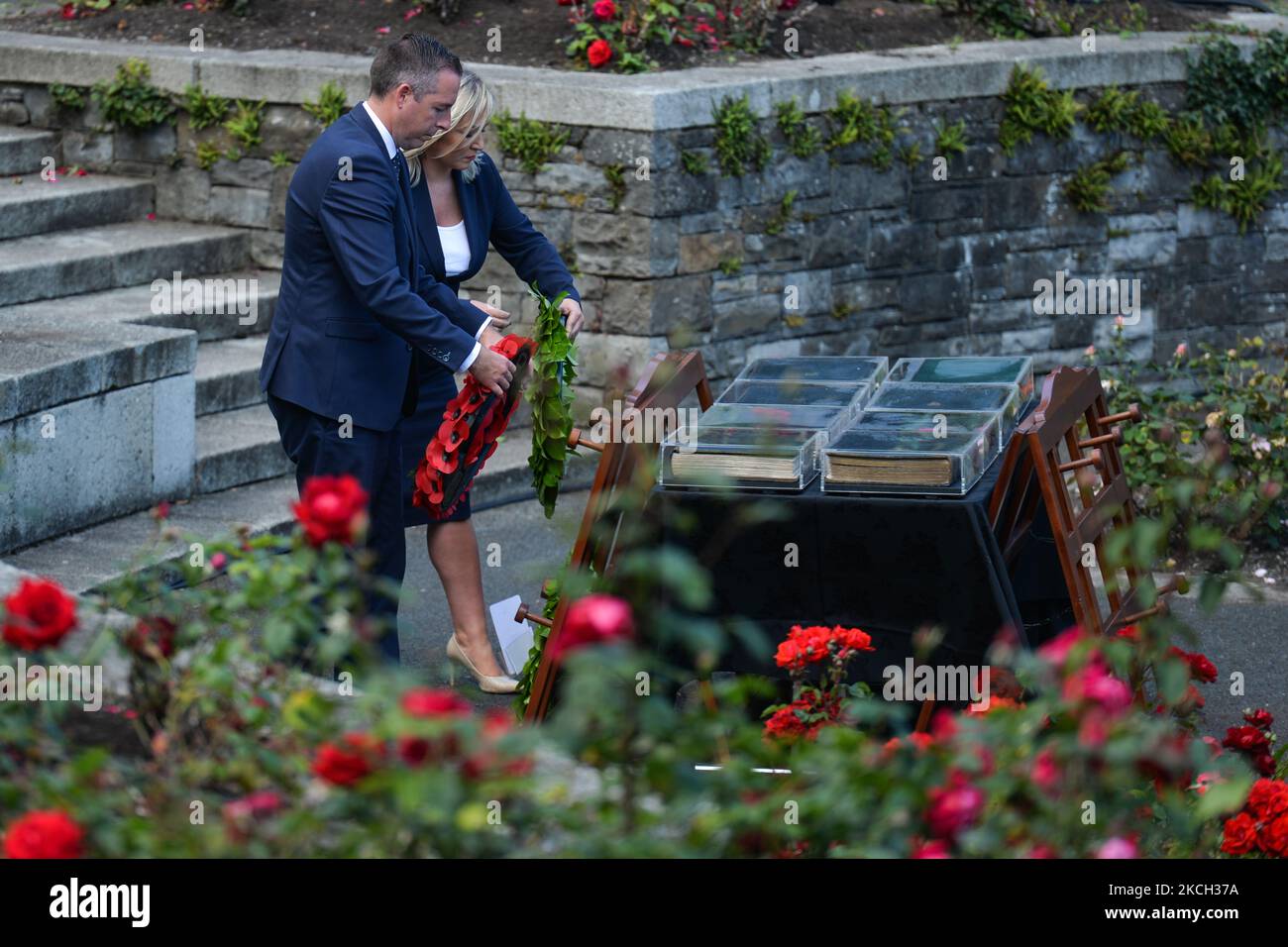 Paul Givan, der erste Minister Nordirlands, und Michelle O'Neill, die stellvertretende erste Ministerin Nordirlands, nahmen an einer Kranzniederlegung anlässlich des 105.. Jahrestages der Schlacht an der Somme in den Irish National war Memorial Gardens auf der Insel Islandbridge in Dublin Teil. Am Samstag, 10. Juli 2021, in Dublin, Irland (Foto: Artur Widak/NurPhoto) Stockfoto