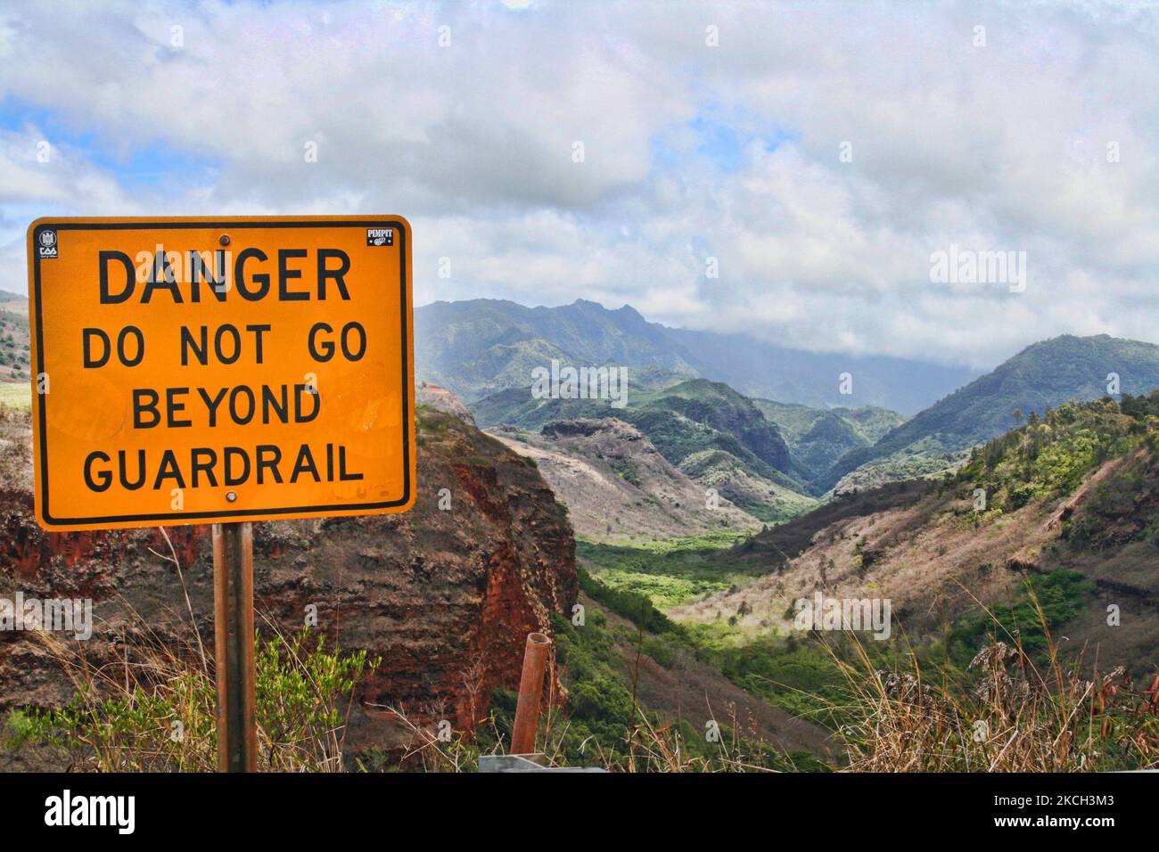 Warnschild in der Nähe des Waimea Canyon auf der hawaiianischen Insel Kaua'i, Hawaii, USA, am 14. Juli 2007. Der Waimea Canyon ist als Grand Canyon des Südpazifiks bekannt. Sie ist etwa 16 km lang und bis zu 3.000 Fuß (900 m) tief und liegt an der Westseite von Kaua'i.. Sie entstand durch den tiefen Einschnitt des Waimea-Flusses, der durch die extremen Niederschläge auf der Insel entstanden ist. (Foto von Creative Touch Imaging Ltd./NurPhoto) Stockfoto