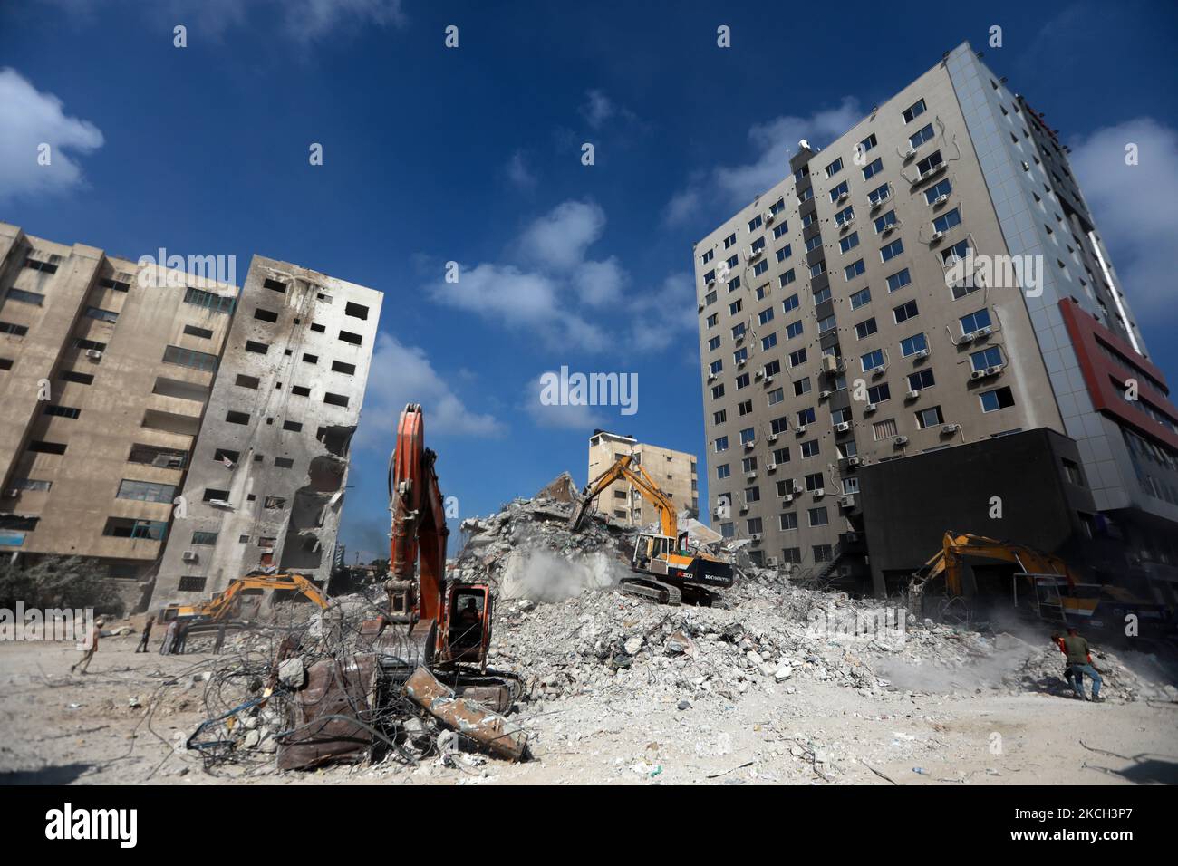 Ägyptische Arbeiter und Maschinen räumen die verbleibenden Trümmer des Al-Jalaa-Turms, eines Gebäudes, das bei einem israelischen Angriff während des 11-tägigen Konflikts zwischen dem jüdischen Staat und der palästinensischen Hamas-Bewegung im Mai dieses Jahres in Gaza-Stadt am 10. Juli 2021 errichtet wurde (Foto: Majdi Fathi/NurPhoto) Stockfoto