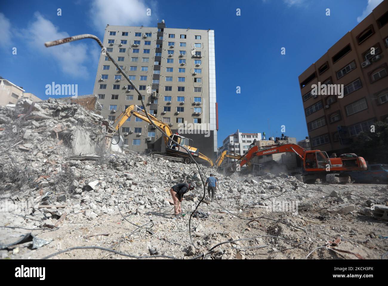 Ägyptische Arbeiter und Maschinen räumen die verbleibenden Trümmer des Al-Jalaa-Turms, eines Gebäudes, das bei einem israelischen Angriff während des 11-tägigen Konflikts zwischen dem jüdischen Staat und der palästinensischen Hamas-Bewegung im Mai dieses Jahres in Gaza-Stadt am 10. Juli 2021 errichtet wurde (Foto: Majdi Fathi/NurPhoto) Stockfoto