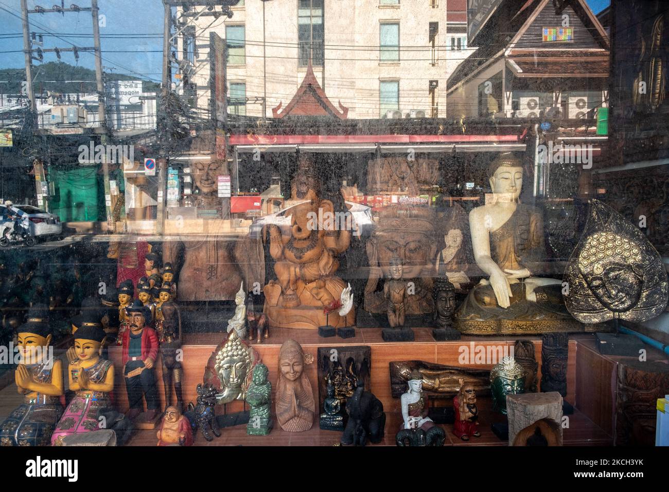 Geschlossene Unternehmen in Patong, Phuket. Die Mehrheit der Unternehmen in Patong war gezwungen, nach der Schließung der thailändischen Grenze nach der Pandemie von Covid-19 zu schließen. Während einige Reisende auf der Insel angekommen sind, nachdem sie die strengen Einreisebestimmungen erfüllt haben, ist die Insel immer noch von den Verwüstungen, die die Pandemie der Tourismusindustrie zugefügt hat, heimgesucht worden. (Foto von Thomas De Cian/NurPhoto) Stockfoto