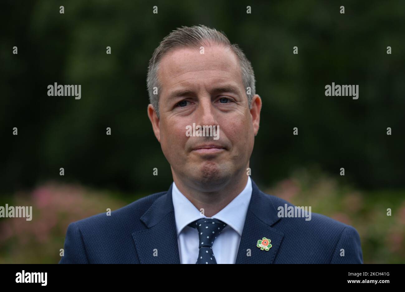 Paul Givan, der erste Minister Nordirlands, spricht mit den Medien, nachdem er an der Zeremonie anlässlich des 105.. Jahrestages der Schlacht an der Somme in den Irish National war Memorial Gardens in Islandbridge in Dublin teilgenommen hatte. Am Samstag, 10. Juli 2021, in Dublin, Irland (Foto: Artur Widak/NurPhoto) Stockfoto