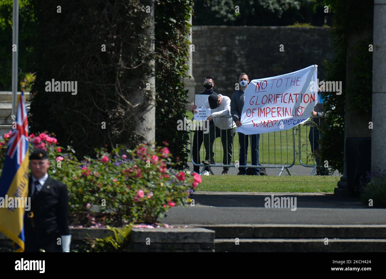 Demonstranten, die während der Zeremonie anlässlich des 105.. Jahrestages der Schlacht an der Somme in den Irish National war Memorial Gardens auf der Insel Islandbridge in Dublin gesehen wurden. Am Samstag, 10. Juli 2021, in Dublin, Irland (Foto: Artur Widak/NurPhoto) Stockfoto