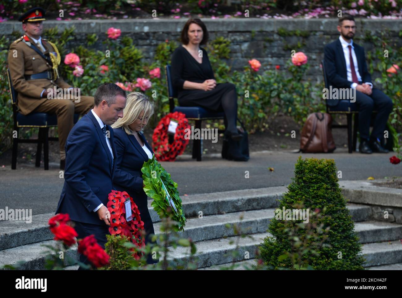 Paul Givan, der erste Minister Nordirlands, und Michelle O'Neill, die stellvertretende erste Ministerin Nordirlands, legten während der Zeremonie anlässlich des 105.. Jahrestages der Schlacht an der Somme einen Kranz in den Irish National war Memorial Gardens auf der Islandbridge in Dublin nieder. Am Samstag, 10. Juli 2021, in Dublin, Irland (Foto: Artur Widak/NurPhoto) Stockfoto