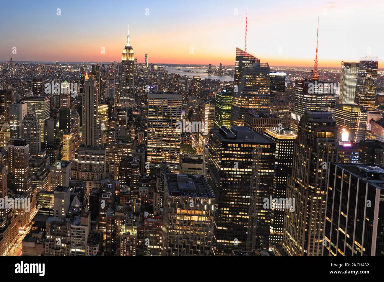 Skyline von New York City beleuchtet in der Abenddämmerung, USA Stockfoto