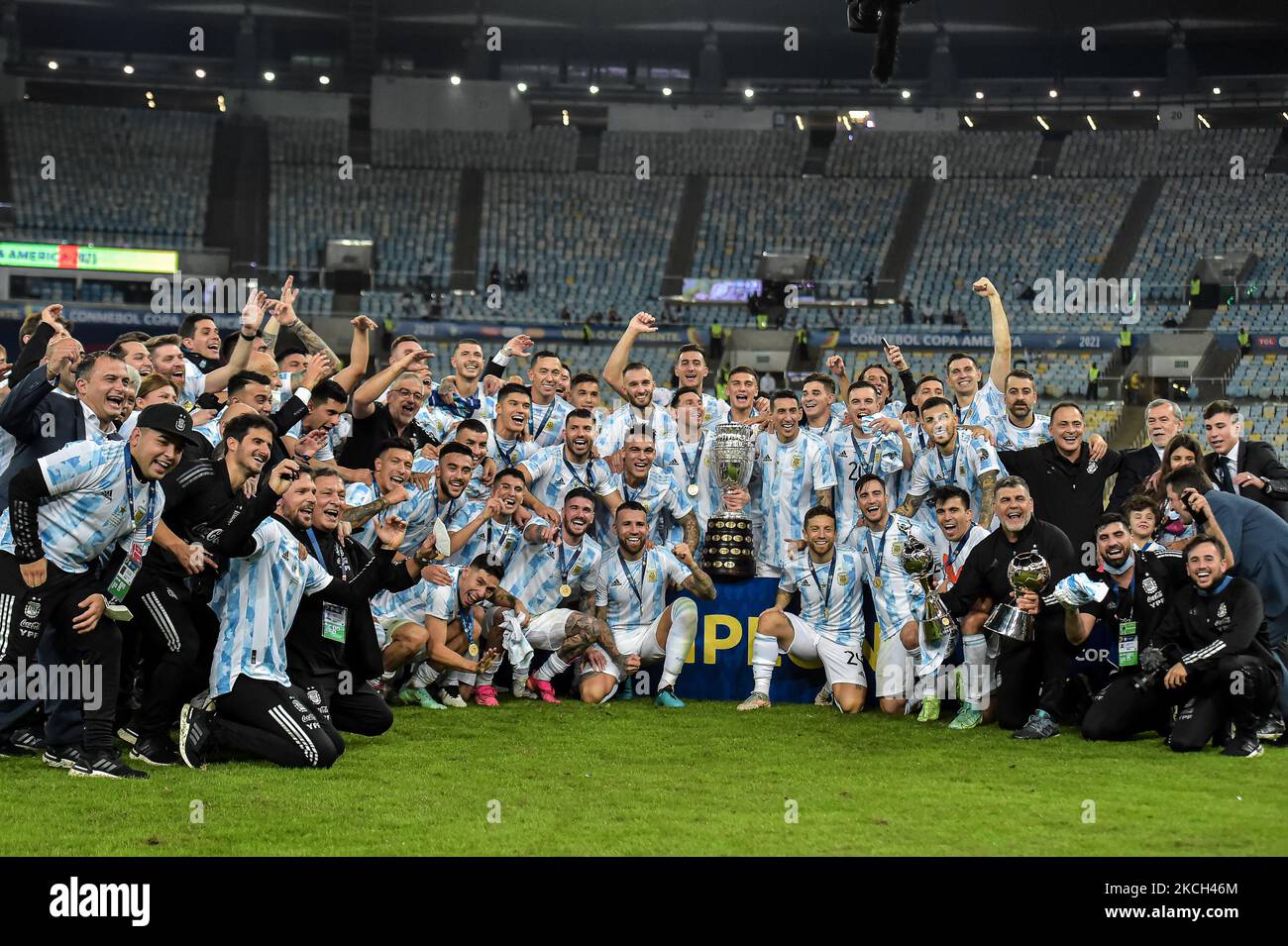 Argentiniens Spieler feiern den Titel des Champions bei einer Siegerehrung nach ihrem Sieg gegen Brasilien in einem Spiel im Maracana-Stadion für die Entscheidung der Copa America 2021-Meisterschaft, an diesem Samstag (10). (Foto von Thiago Ribeiro/NurPhoto) Stockfoto