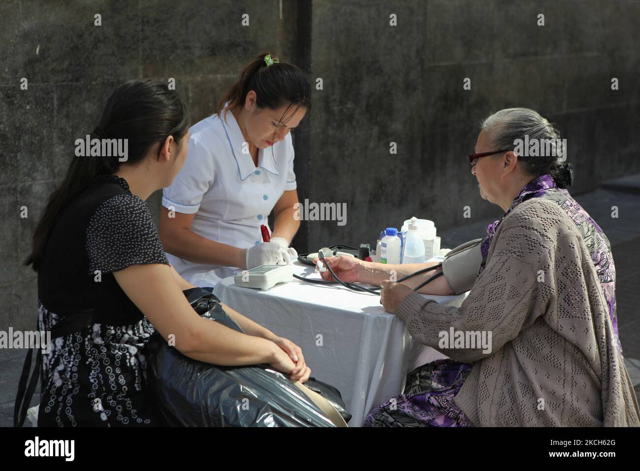 Am 09. März 2010 lässt eine ältere Frau ihren Blutdruck an einer Blutdruckmessstelle an einer Straßenecke im Zentrum von Santiago, Chile, überprüfen. (Foto von Creative Touch Imaging Ltd./NurPhoto) Stockfoto