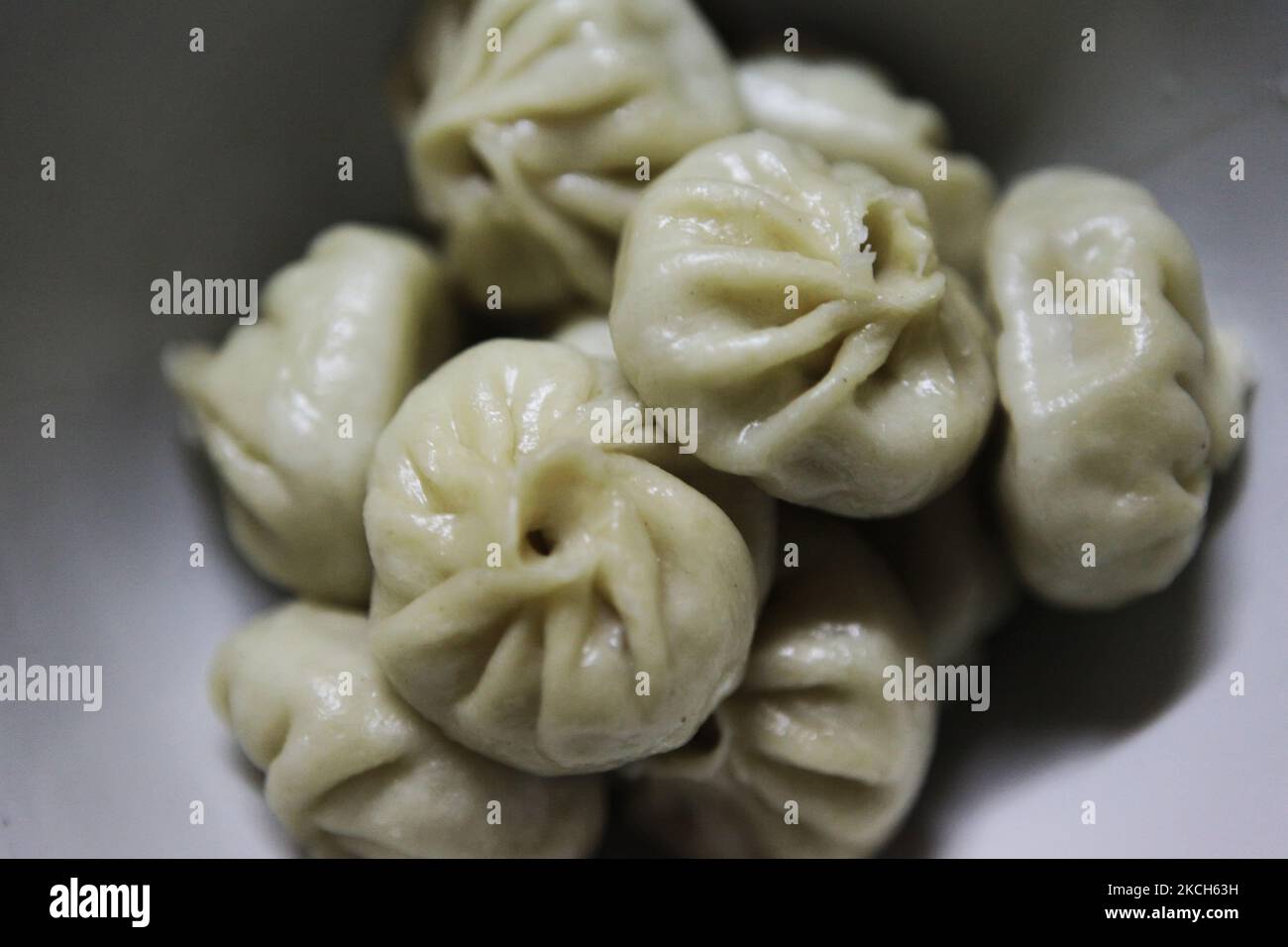 Momos in einer Schüssel in einem Restaurant in Darjeeling, Westbengalen, Indien, am 31. Mai 2010. Der Momo ist eine Art Knödel, die aus Tibet stammt. Sie ist in den nepalesischen Sherpas, Limbus, Gurungs und Magars beheimatet. Es wird in der Regel mit Yak-Fleisch gegessen. In Tibet, Bhutan, Sikkim, Nepal und Ladakh ist es zu einem traditionellen Essen geworden. Momos sind auch an Orten mit auffälliger nepalesischer Diaspora wie Himachal Pradesh, Westbengalen und Indiens nordöstlichen Staaten verbreitet und haben sich zu einem sehr beliebten Street Food in Nepal entwickelt. (Foto von Creative Touch Imaging Ltd./NurPhoto) Stockfoto