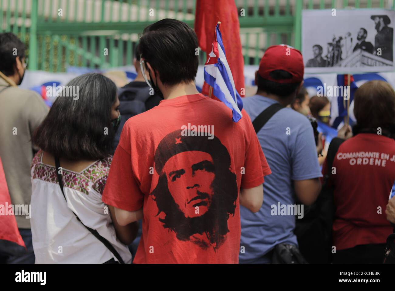 Ein Mitglied der mexikanischen Solidaritätsbewegung mit Kuba und in Mexiko wohnhafte Kubaner, die ein T-Shirt des Revolutionsführers Ernesto Che Guevara tragen, Demonstriert vor der kubanischen Botschaft in Mexiko-Stadt, um die Kampagne über soziale Netzwerke abzulehnen, die von Miami aus von Oppositionsgruppen durchgeführt wird, die aufgrund der Zunahme der COVID-19-Fälle eine interne Subversion auf der Insel fordern und eine angebliche humanitäre Intervention in Kuba fordern. (Foto von Gerardo Vieyra/NurPhoto) Stockfoto