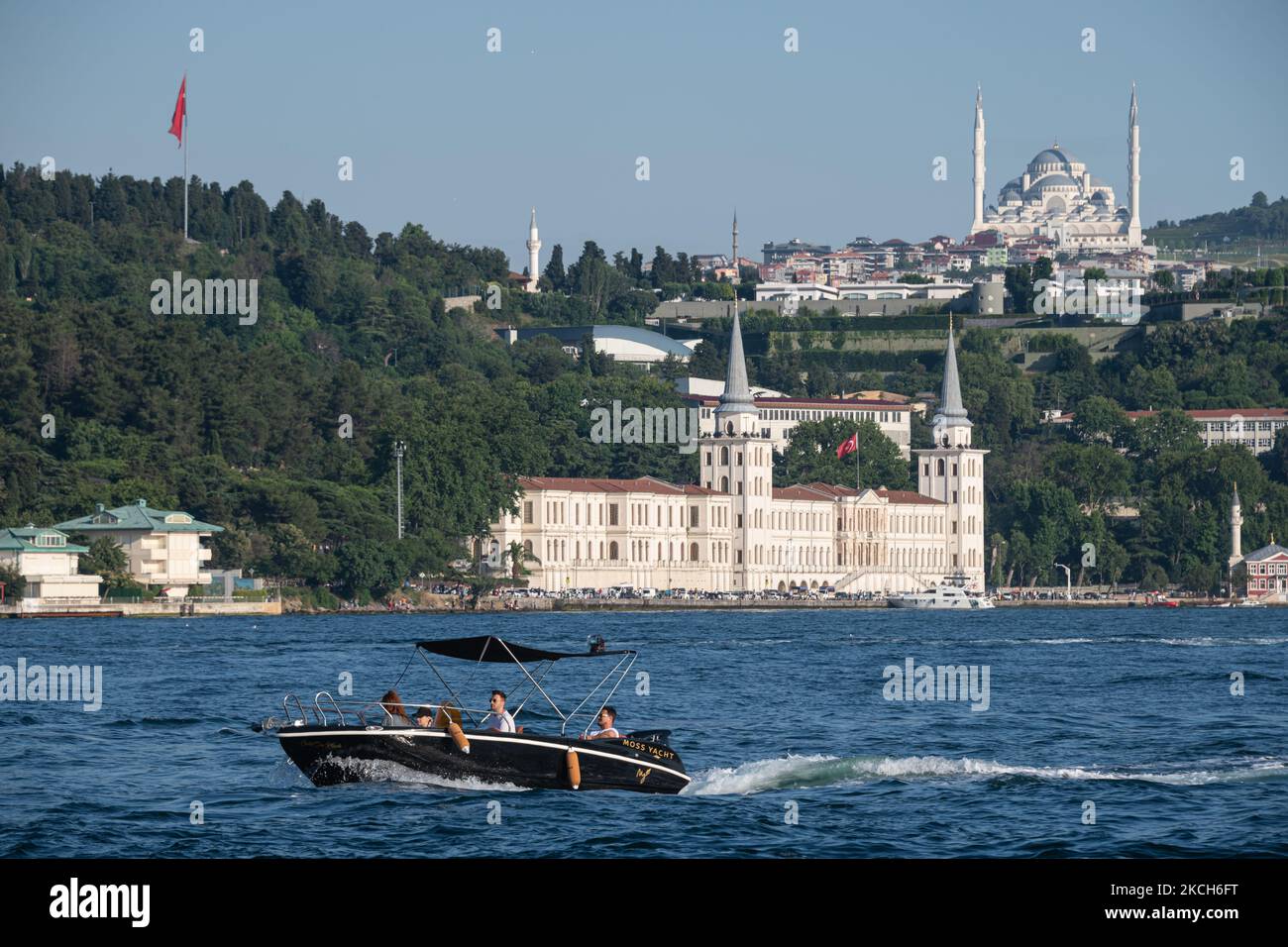 In Istanbul, Türkei, wurden die Maßnahmen zur sozialen Distanzierung des Coronavirus am 1. Juli 2021 gelockert, nachdem die neuen täglichen Fälle von Covid-19 im Rahmen einer schnellen Impfbemühung gefallen waren. Die städtischen Gebiete sind wieder voll von türkischen Menschen mit Gesichtsmasken und Touristen, die in den Straßen der Stadt spazieren gehen und häufig touristische Attraktionen besuchen, während sie das heiße Sommerwetter genießen. Oben fahren Touristen am 4. Juli 2021 mit einem Schnellboot auf der Bosporus-Straße. (Foto von Diego Cupolo/NurPhoto) Stockfoto