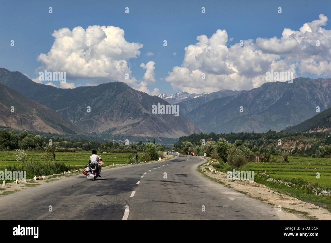 Kashmiri-Mensch reist am 26. Juni 2010 auf einer Autobahn in Richtung des majestätischen schneebedeckten Himalaya in Kaschmir, Indien. (Foto von Creative Touch Imaging Ltd./NurPhoto) Stockfoto