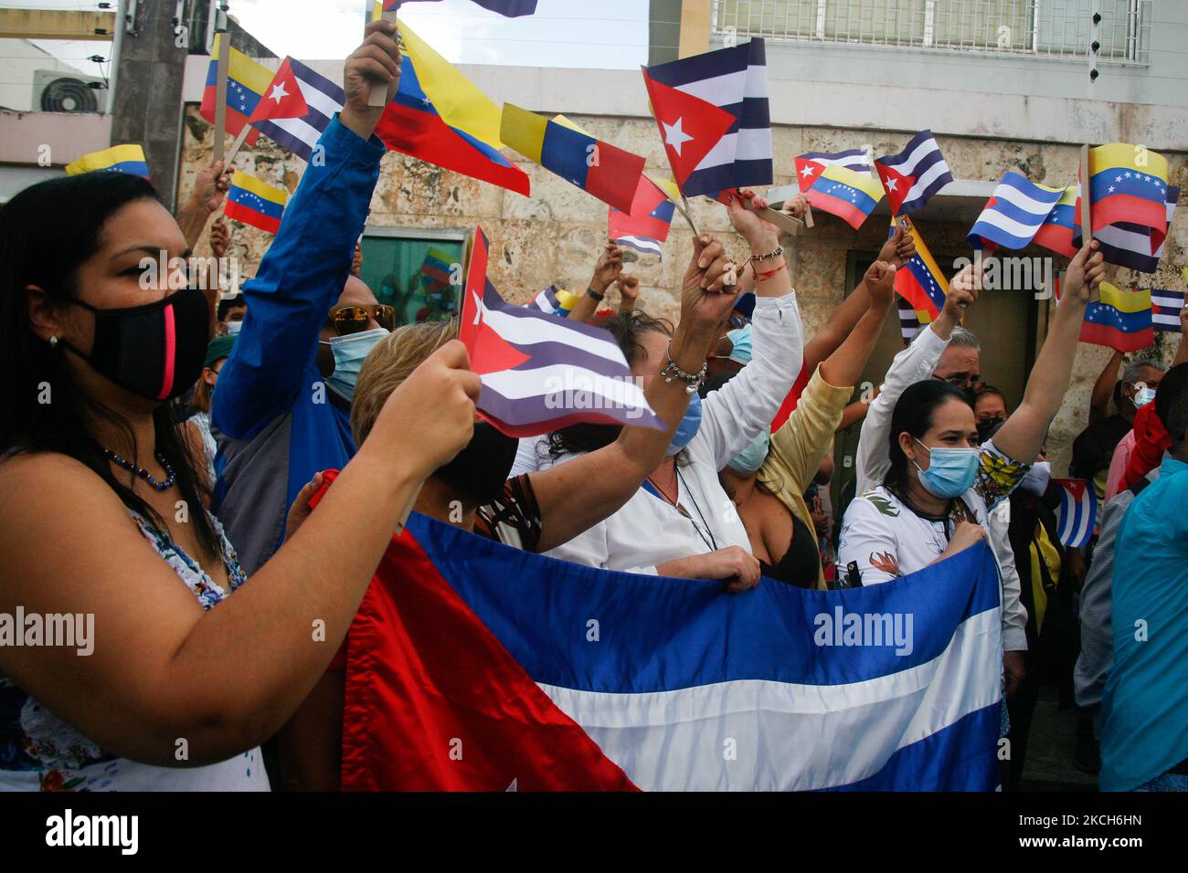 Eine Frau hält die kubanische und venezolanische Flagge nimmt an einer Kundgebung zur Unterstützung der kubanischen Regierung und ihrer Unterstützer vor der Botschaft in Caracas, Venezuela, Teil 12. Juli 2021 (Foto: Javier Campos/NurPhoto) Stockfoto