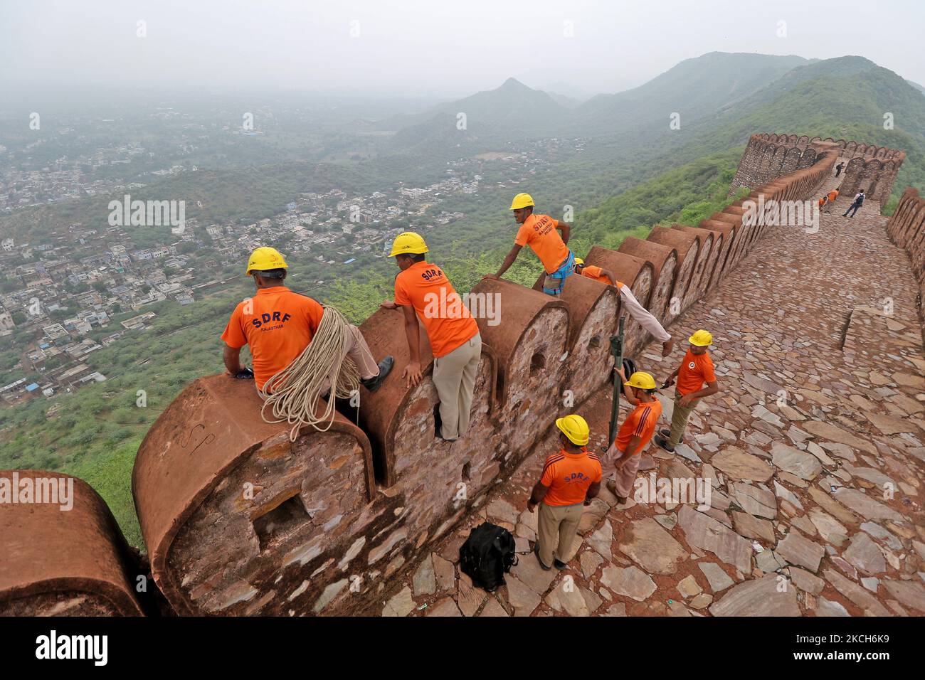 Mitglieder der SDRF ' State Disaster Response Force ' während der Suchoperation arbeiten nach Blitzschlag am Watch Tower in der Nähe des historischen Amer Fort in Jaipur, Rajasthan, Indien, Montag, 12. Juli, 2021. 11 Menschen starben und viele wurden bei dem Blitzeinschlag verletzt. (Foto von Vishal Bhatnagar/NurPhoto) Stockfoto