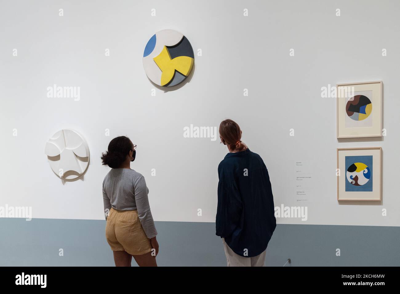 LONDON, GROSSBRITANNIEN - 13. JULI 2021: Mitarbeiter der Galerie schauen sich (C) 'Flight: Round Relief in Three Heights' (1937) von Sophie Taeuber-Arp während einer Fotoausstellung an, um für die neue Ausstellung in der Tate Modern am 13. Juli 2021 in London, England, zu werben. Die Ausstellung (15. Juli – 17. Oktober 2021) ist die erste Ausstellung in Großbritannien, die die Werke von Sophie Taeuber-Arp (1889-1943), einer der innovativsten Künstlerinnen und Designer der Avantgarde des 20.. Jahrhunderts, präsentiert und ihre Karriere als Malerin, Architektin, Lehrerin, Schriftstellerin, Und Designer von Textilien, Marionetten und Interieurs. (Foto von Wiktor SZ Stockfoto LONDON, GROSSBRITANNIEN - 13. JULI 2021: Mitarbeiter der Galerie schauen sich (C) 'Flight: Round Relief in Three Heights' (1937) von Sophie Taeuber-Arp während einer Fotoausstellung an, um für die neue Ausstellung in der Tate Modern am 13. Juli 2021 in London, England, zu werben. Die Ausstellung (15. Juli – 17. Oktober 2021) ist die erste Ausstellung in Großbritannien, die die Werke von Sophie Taeuber-Arp (1889-1943), einer der innovativsten Künstlerinnen und Designer der Avantgarde des 20.. Jahrhunderts, präsentiert und ihre Karriere als Malerin, Architektin, Lehrerin, Schriftstellerin, Und Designer von Textilien, Marionetten und Interieurs. (Foto von Wiktor SZ Stockfoto