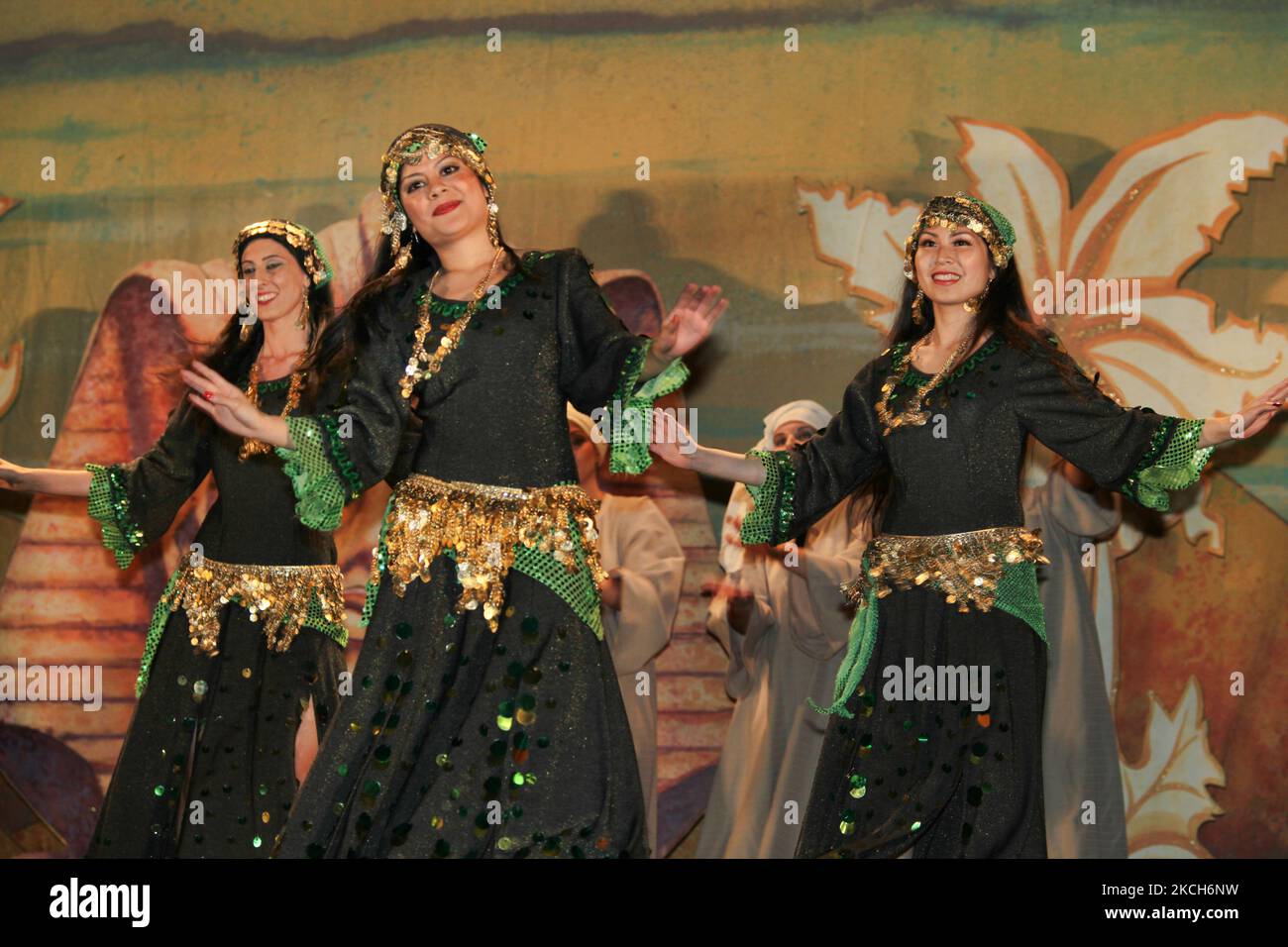 Ägyptische Tänzer in traditioneller Kleidung führen am 03. Juni 2011 in Mississauga, Ontario, Kanada, einen Kulturtanz mit dem Titel „The Nile Eternal“ auf. (Foto von Creative Touch Imaging Ltd./NurPhoto) Stockfoto