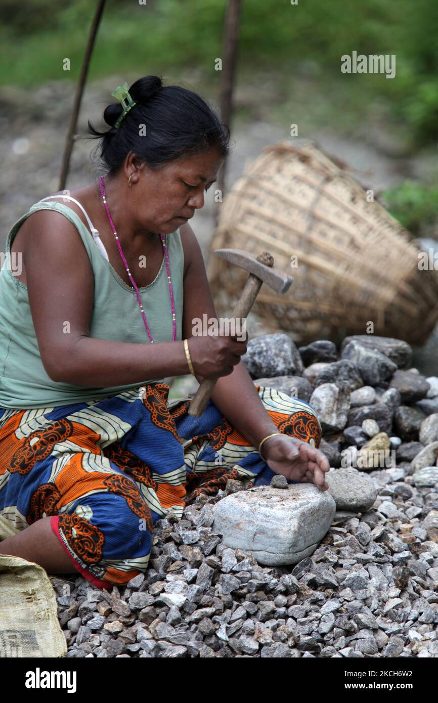 Eine Arbeiterin zerlegt Steine in kleinere Steine, die sie am 02. Juni 2010 in Khechuperi, Sikkim, Indien, für den Zement- und Baubau verkaufen wird. (Foto von Creative Touch Imaging Ltd./NurPhoto) Stockfoto