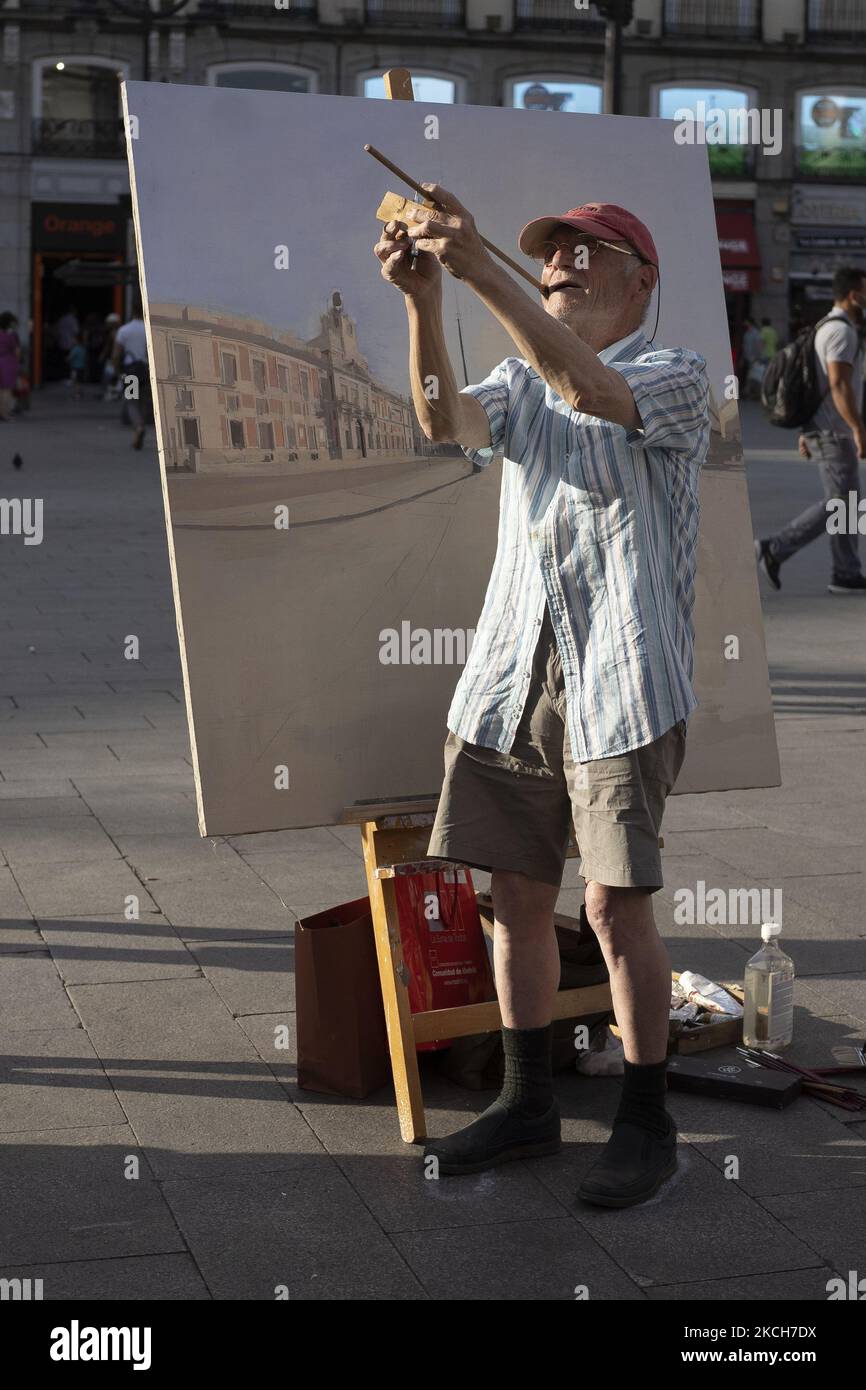 Der Maler Antonio Lopez hat vor 11 Jahren gesehen, wie er an dem Gemälde arbeitete, das er unvollendet ließ. Der Maler Antonio Lopez kehrte am Dienstag zur Puerta del Sol in Madrid zurück, um am 13. Juli 2021 das Gemälde der Plaza de la Puera del Sol in Madrid, Spanien, zu vervollständigen (Foto von Oscar Gonzalez/NurPhoto) Stockfoto