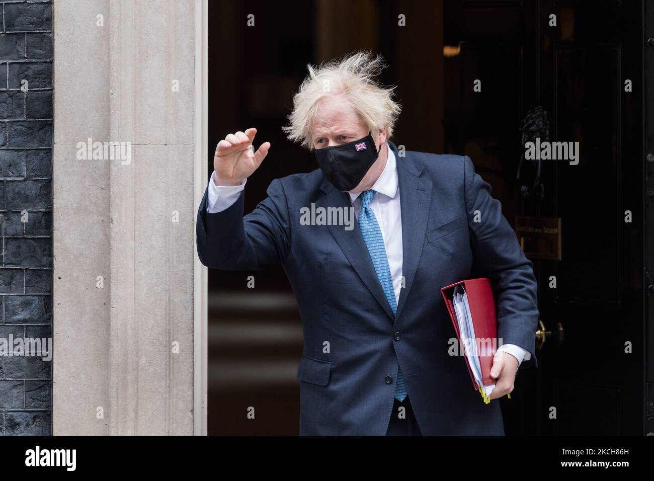 LONDON, VEREINIGTES KÖNIGREICH - 14. JULI 2021: Der britische Premierminister Boris Johnson verlässt am 14. Juli 2021 in London, England, die Downing Street 10 zur Fragestunde am Premierministerium. (Foto von Wiktor Szymanowicz/NurPhoto) Stockfoto