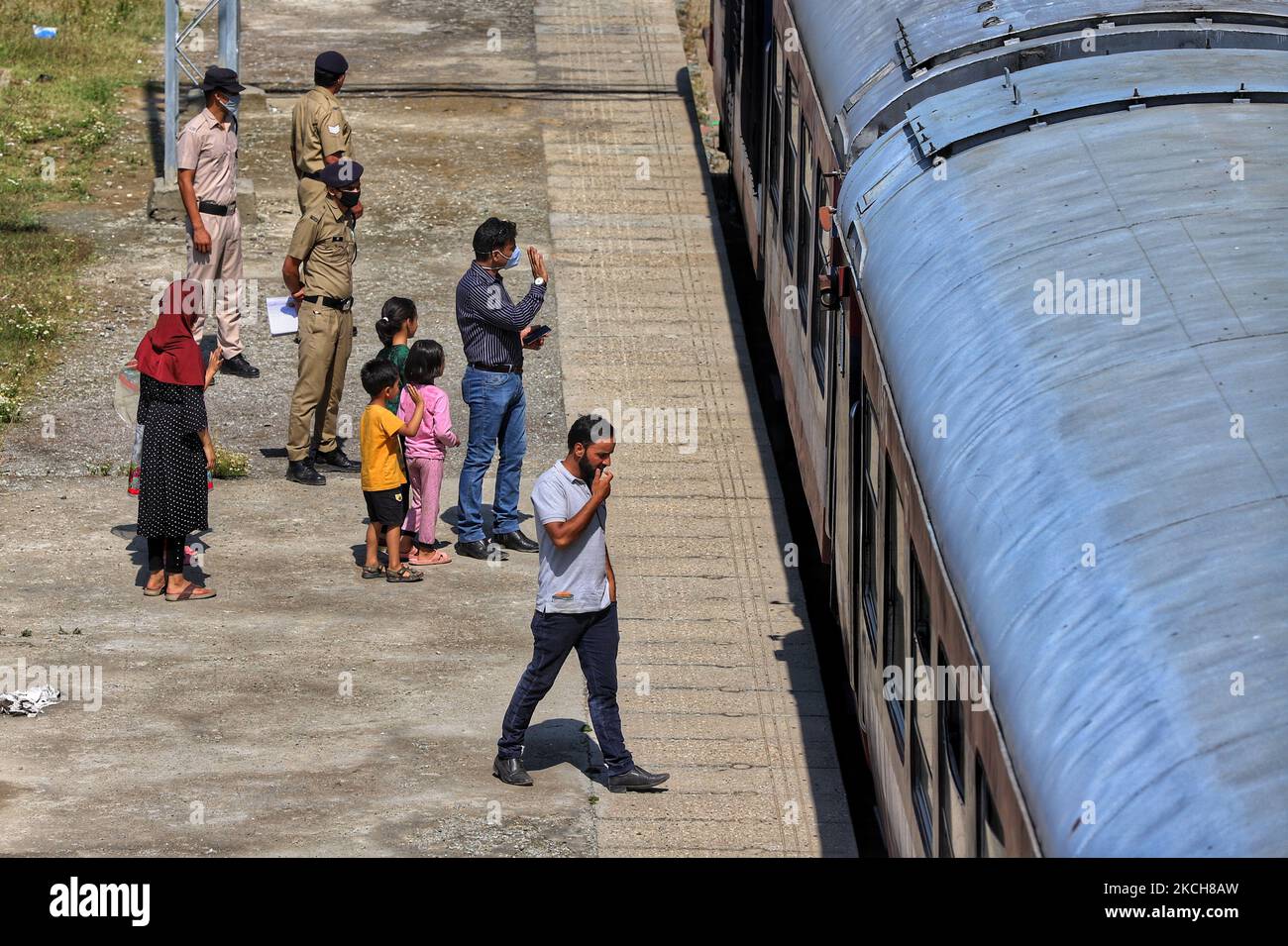 Passagiere, die am 14. Juli 2021 auf den Banihal-Zug warten, fahren am Bahnhof Sovore Baramulla, Jammu und Kashmir, Indien, ab. Der Zugverkehr auf der 137 Kilometer langen Strecke Baramulla-Banihal in Kaschmir nahm heute mit 50 Prozent Fahrgastkapazität wieder auf. Nachdem der Zugverkehr wegen der COVID-19-Pandemie mehr als sieben Wochen ausgesetzt war, war er ab Juli 1 teilweise in Kaschmir wieder aufgenommen worden. (Foto von Nasir Kachroo/NurPhoto) Stockfoto